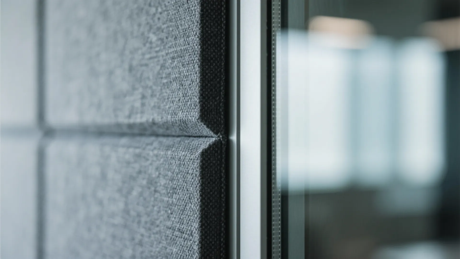 Transparent zoning with glass and acoustic balance