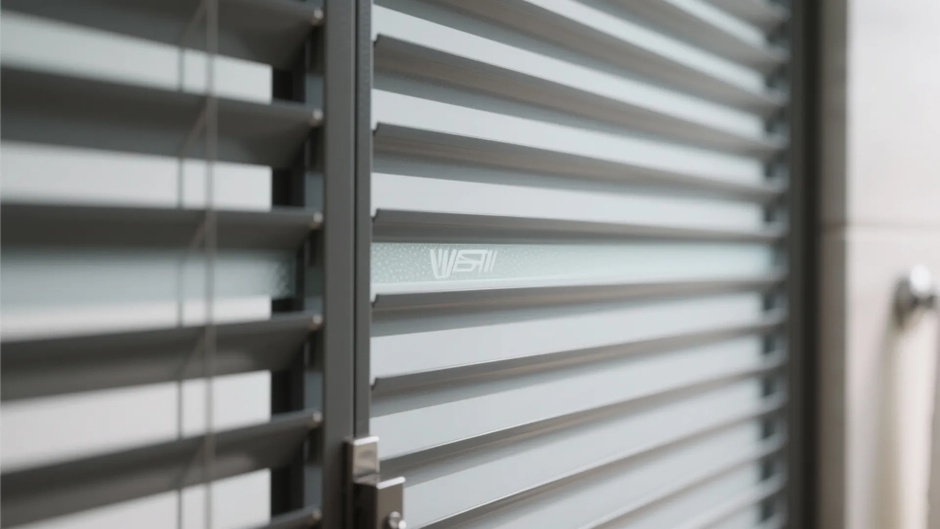 Framed louvered aluminium gate for airflow