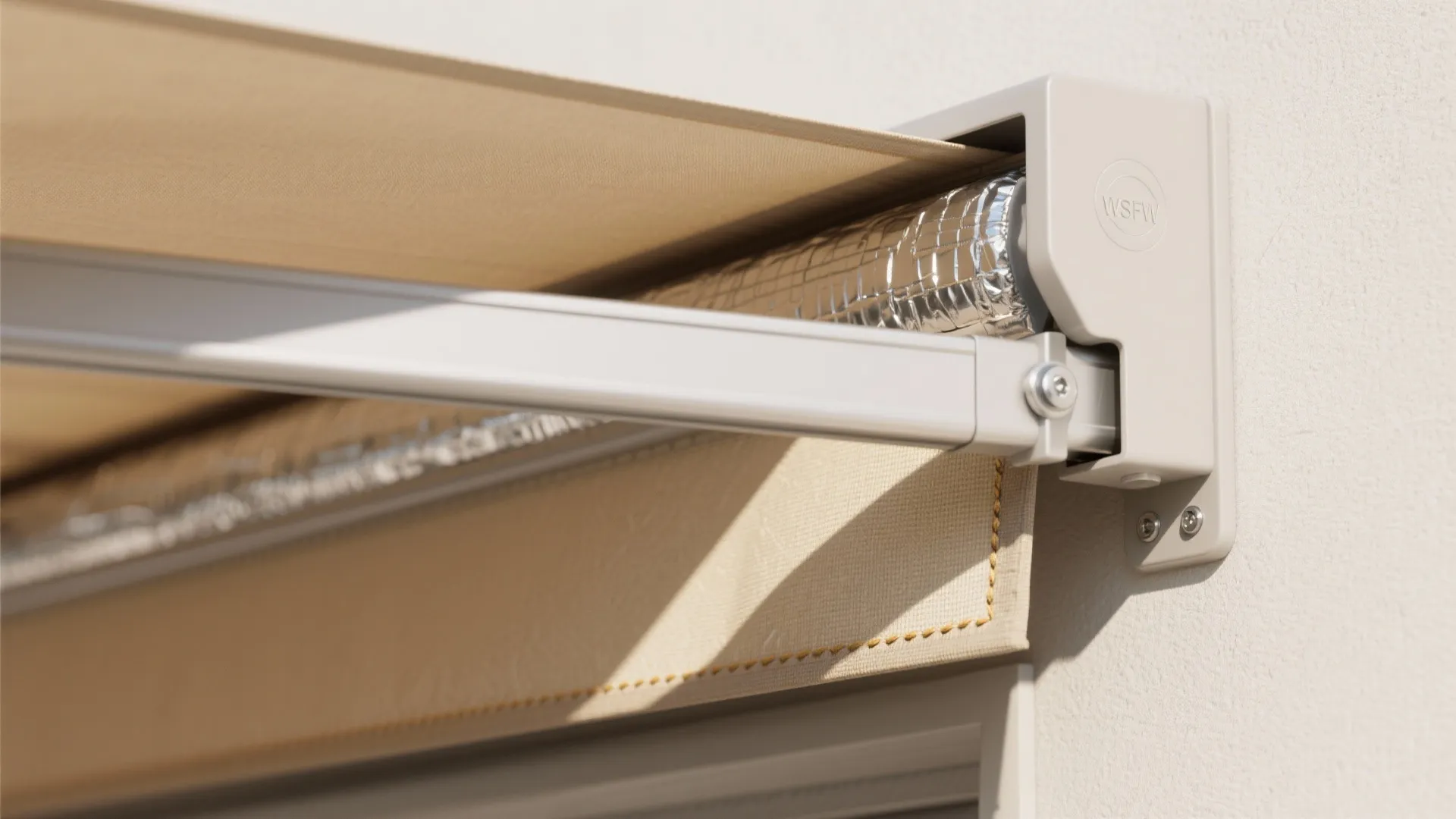 Retractable fabric awning with thermal lining