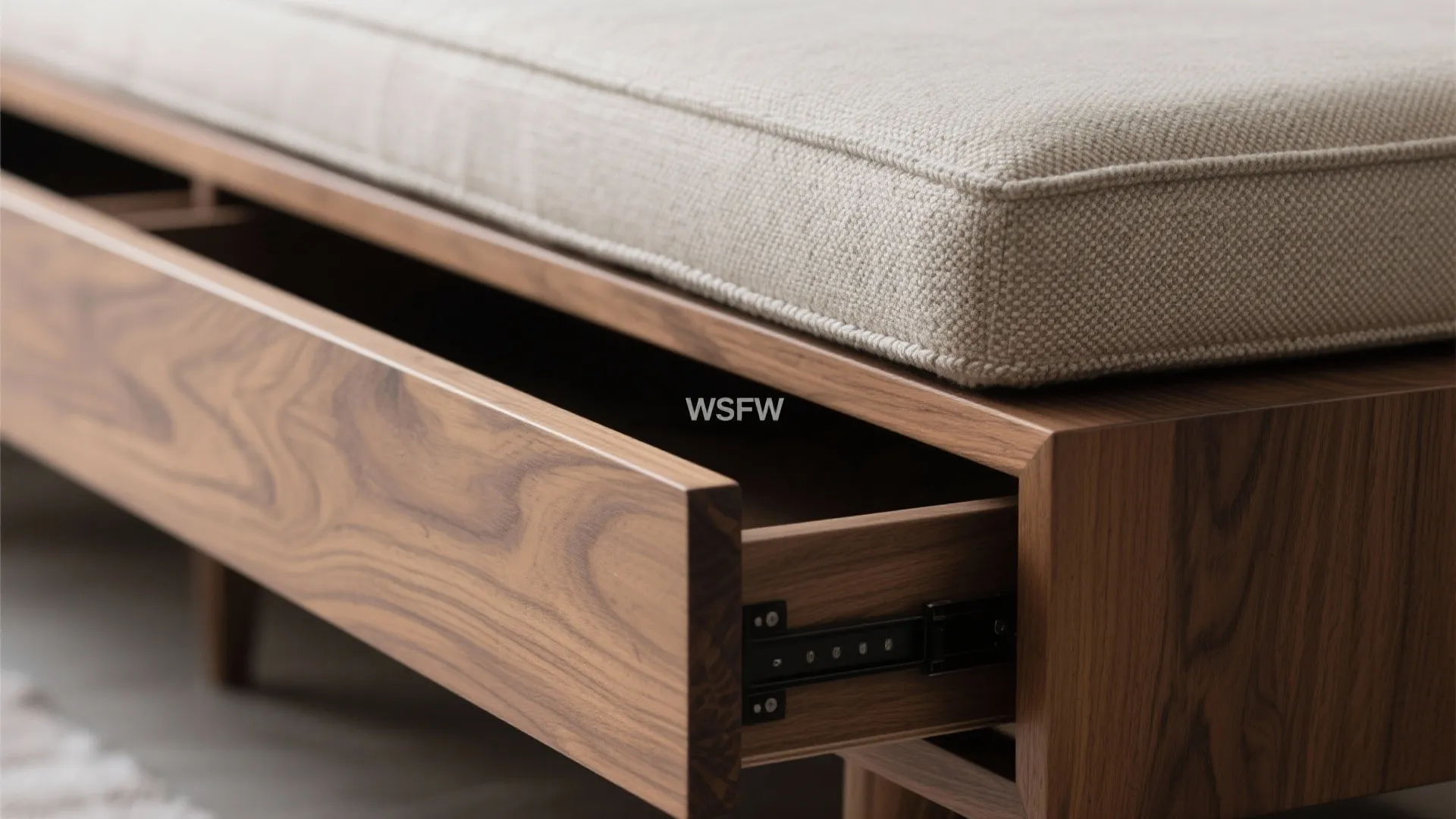 Bench-with-drawers as a landing zone