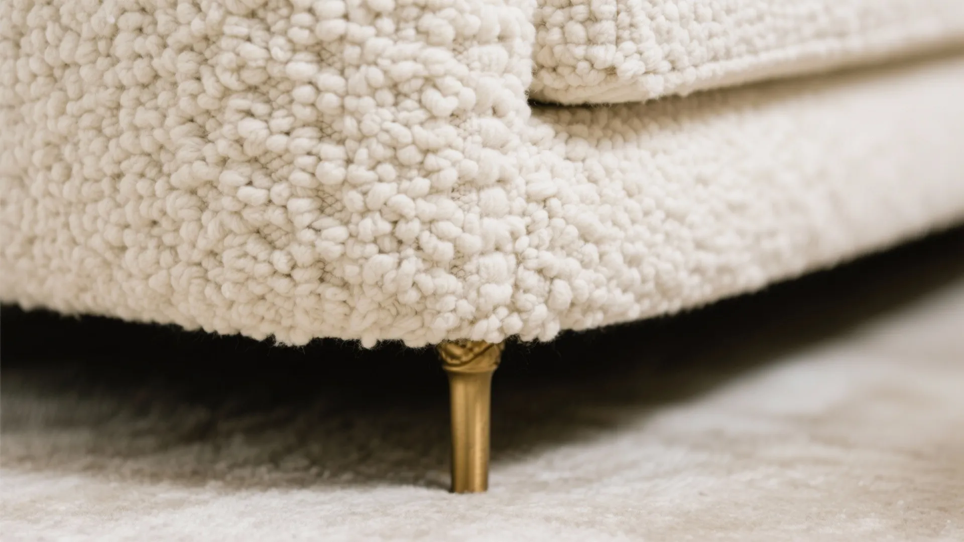 1) Sculptural Curved Sofas: Soft Edges, Strong Presence