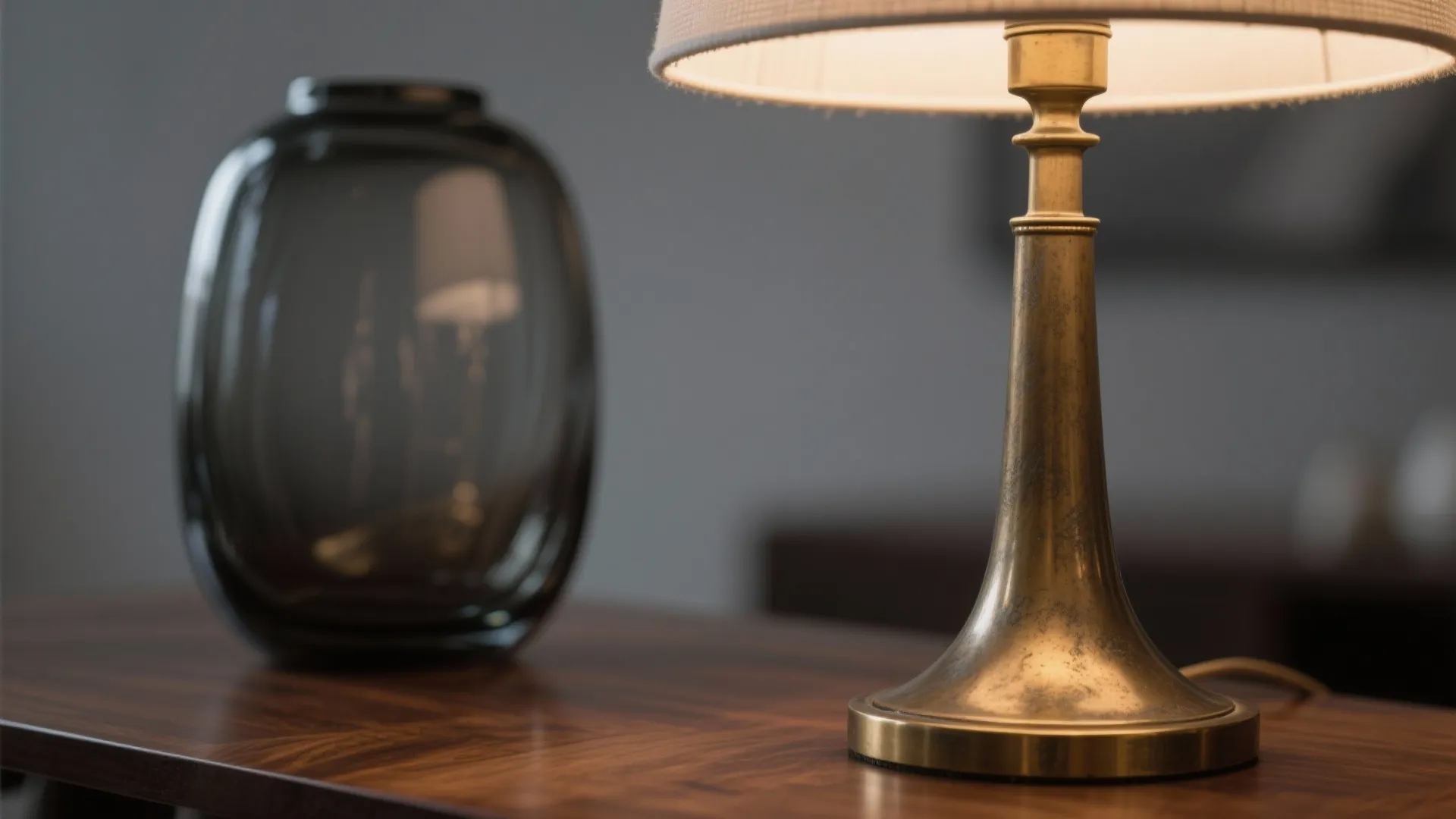 Light and Metal Accents: Brass, Smoked Glass, and Layered Lamps