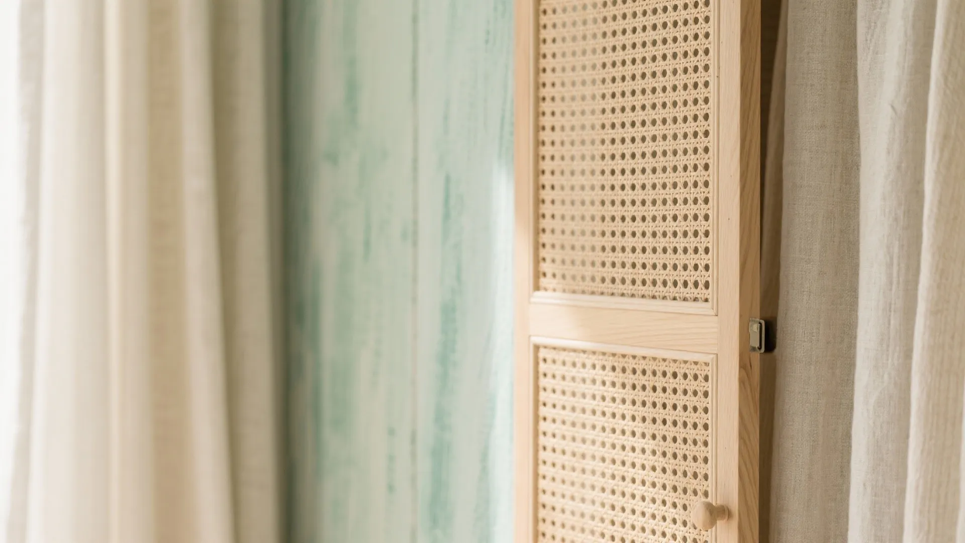 Coastal Minimalism With Breathable Materials