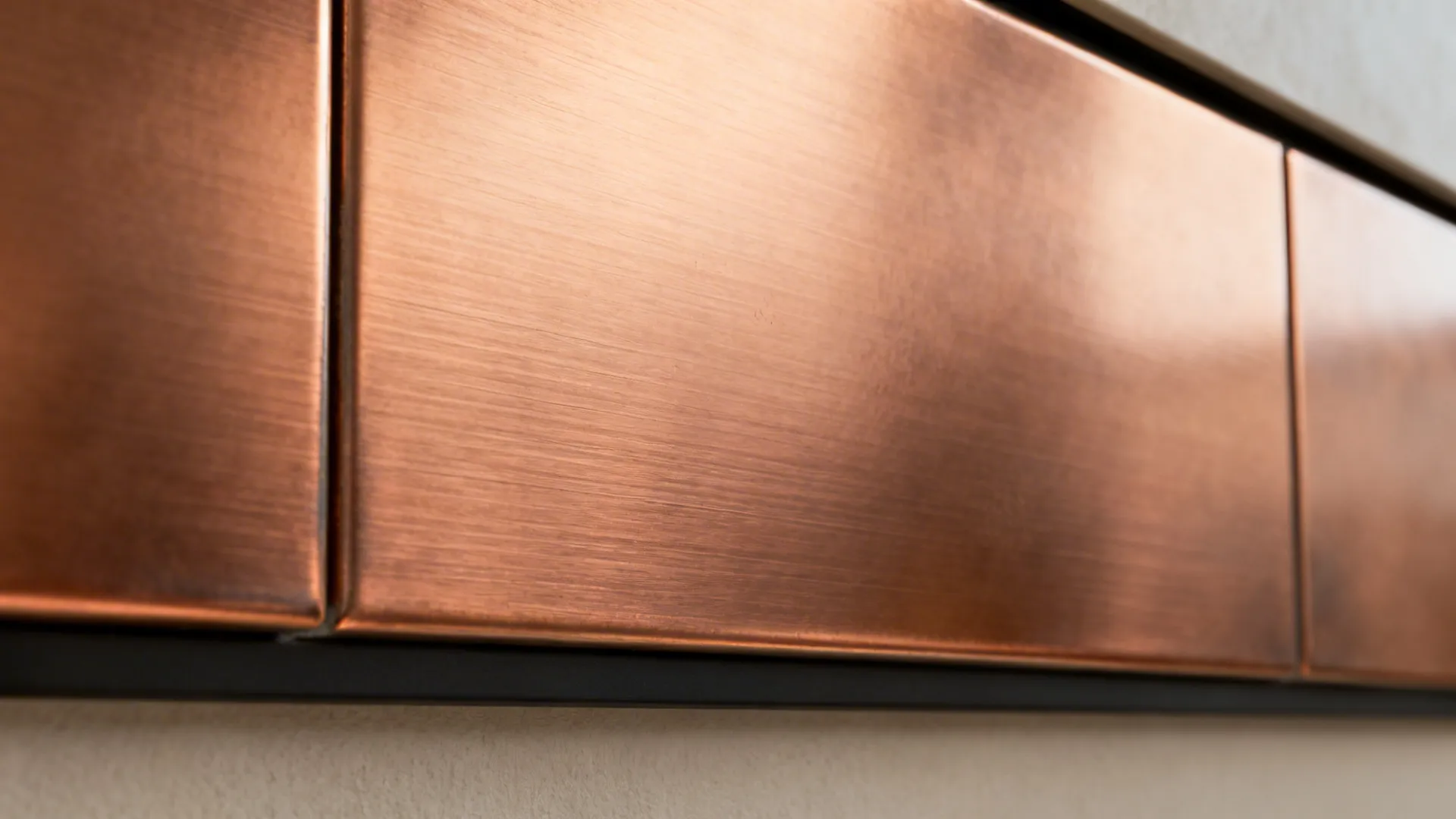 Macro of brushed copper grain with soft diffuse reflections and matte trim.
