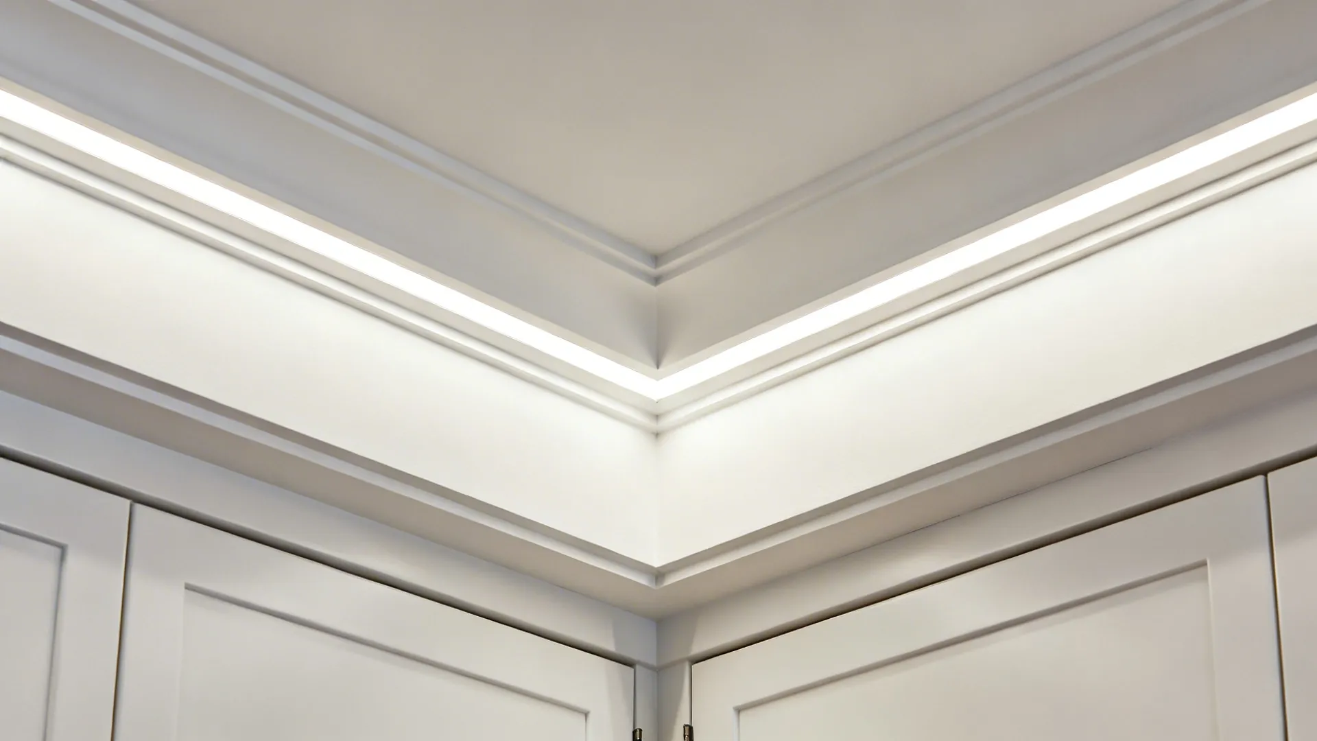 Shallow coffer with continuous linear light