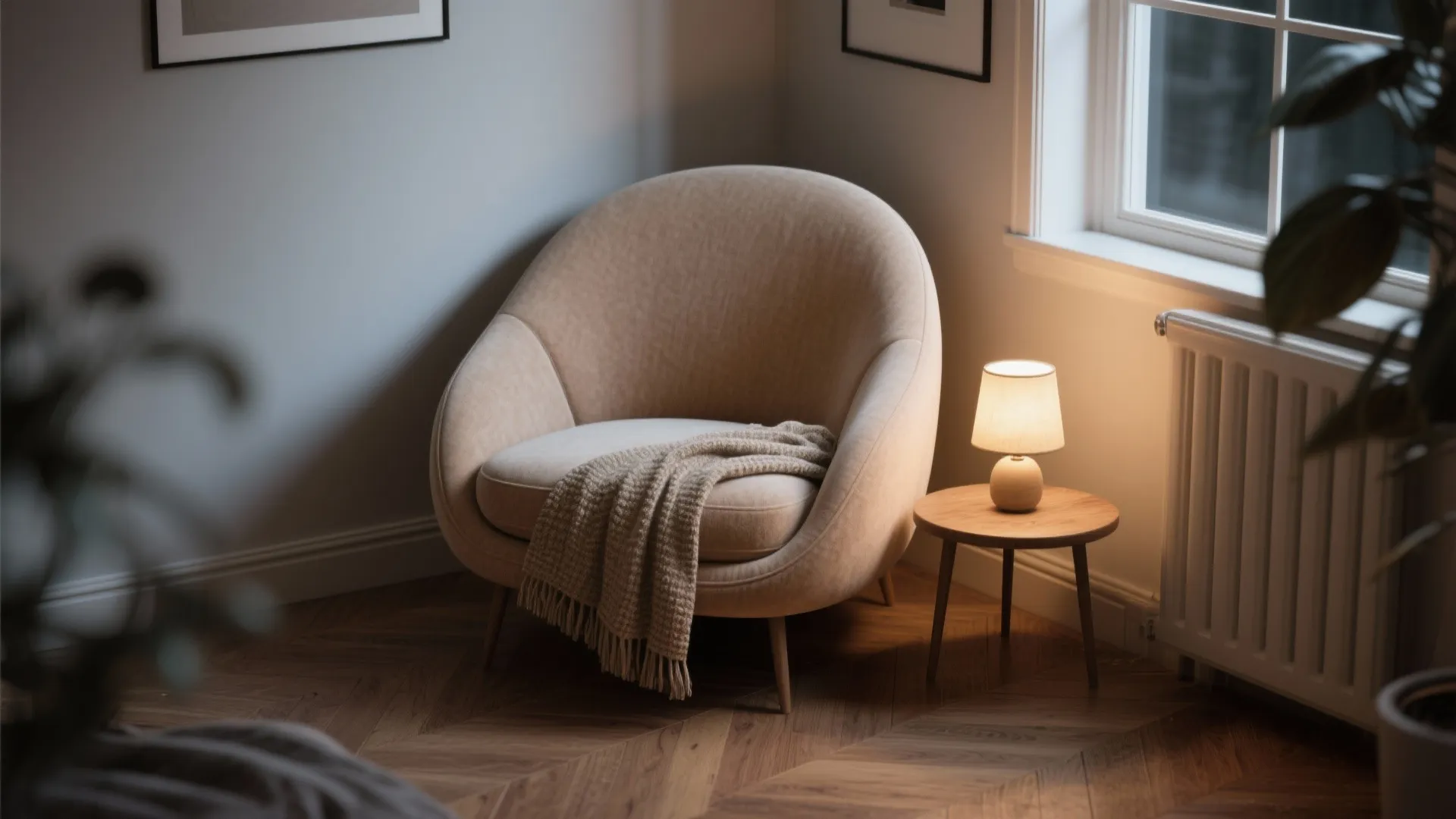 4. Corner curved chair that hugs the room