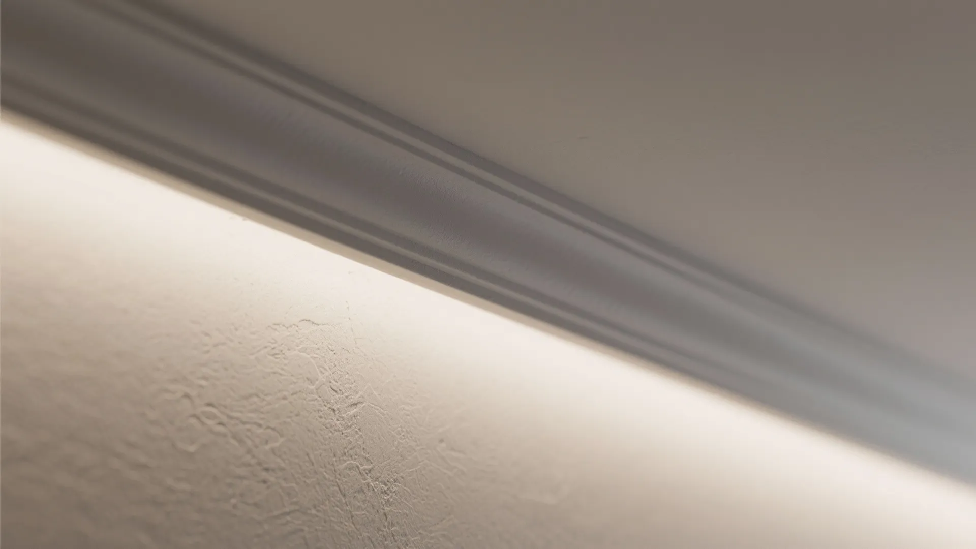 Clean Cornice With Accent Wall Wash