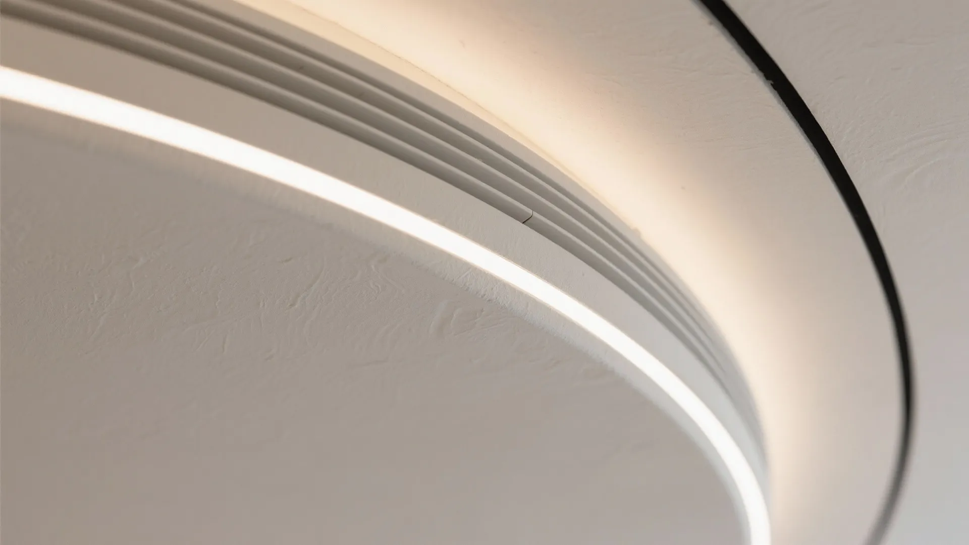 5) Curved halo edge with concealed air and minimal fixtures