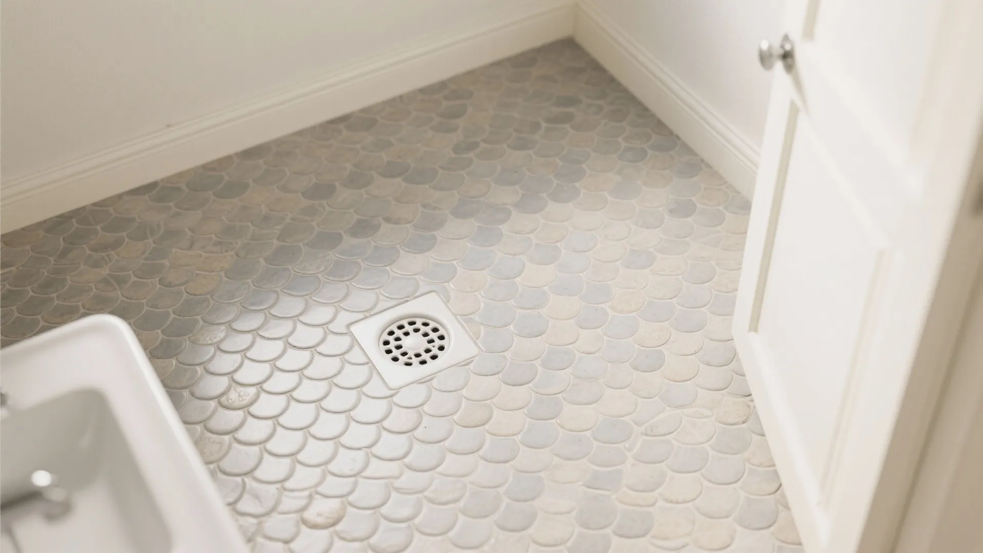 Non-Slip Fish Scale Floor with Neutral Walls