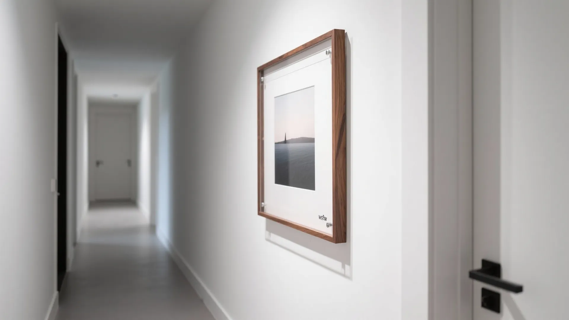 Floating Frame for Light, Modern Airiness