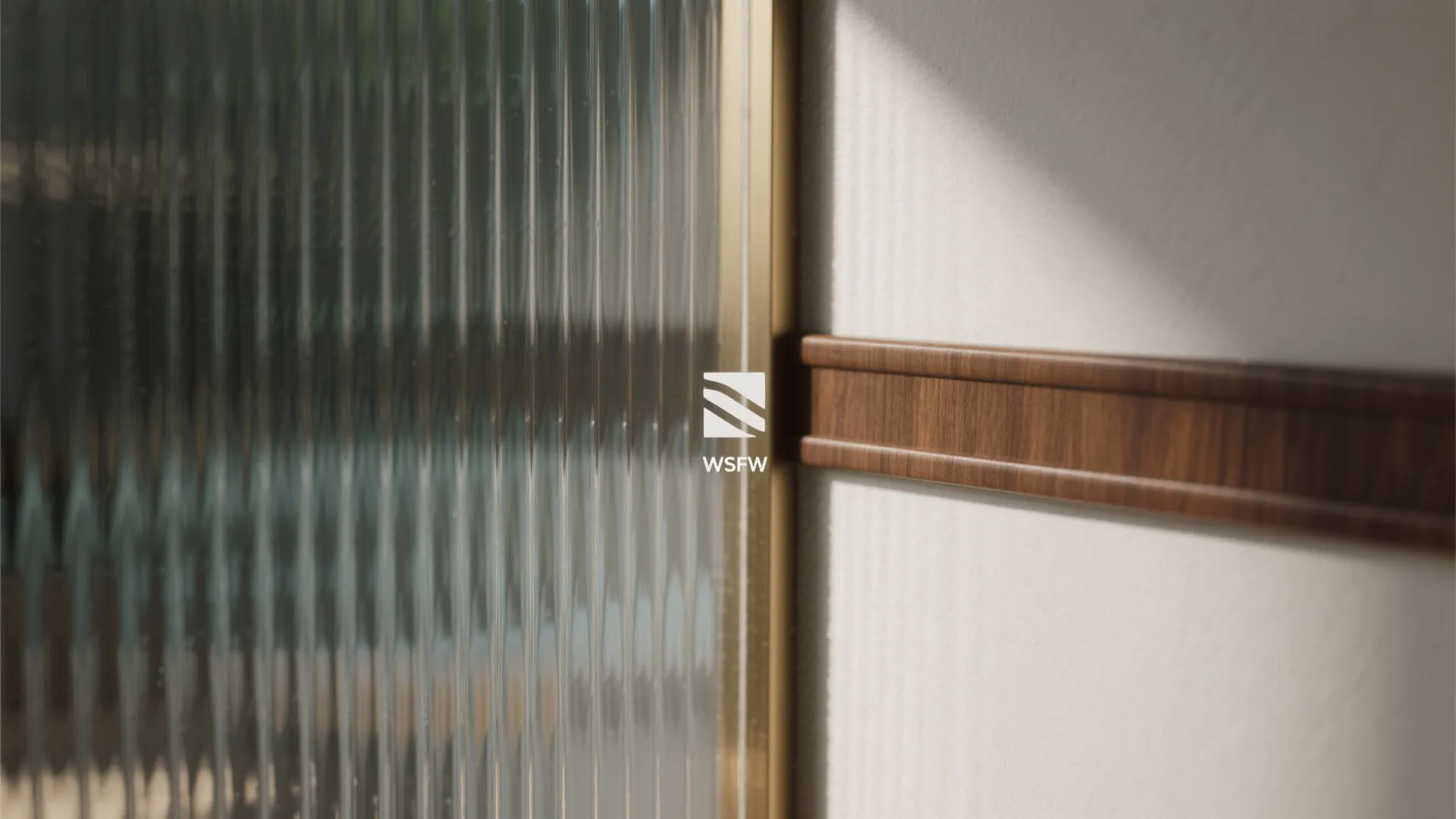 3) Glass accents and high-CRI lighting for openness and color accuracy