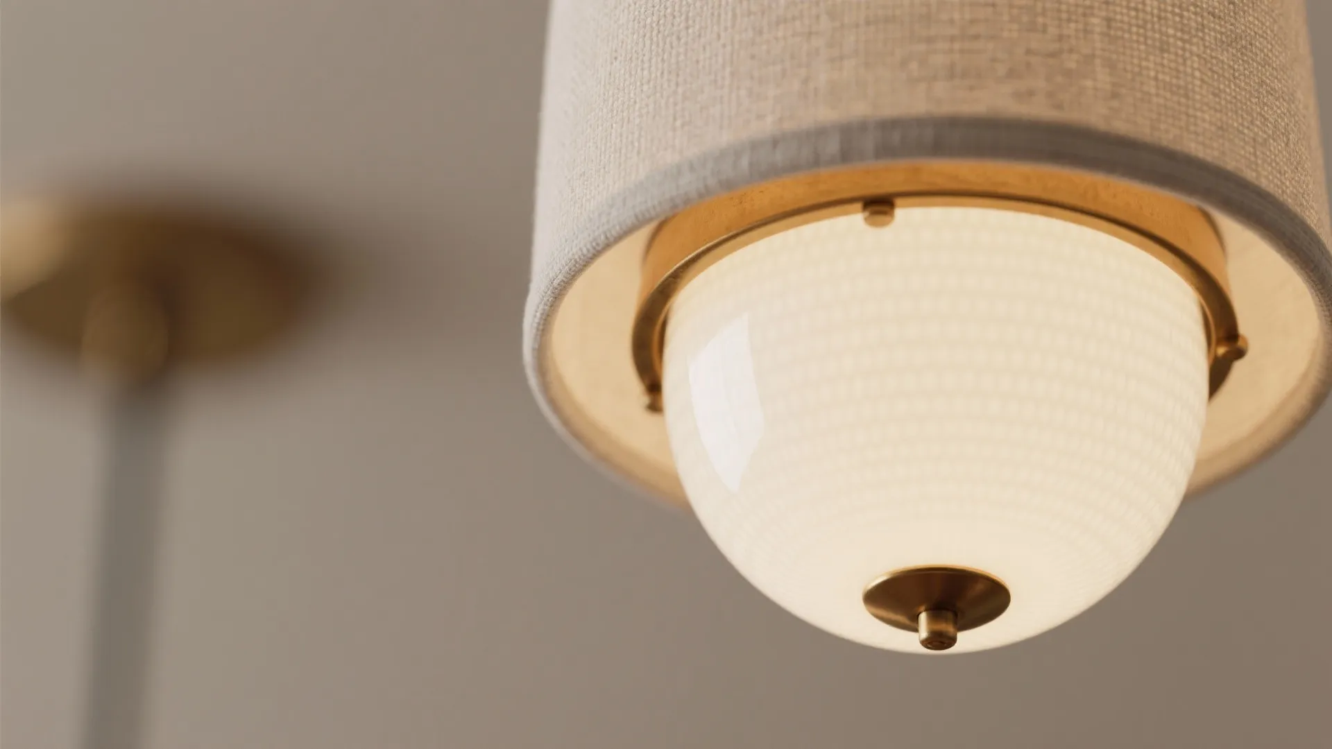 Glare Control: Softer Shades, Better Meals