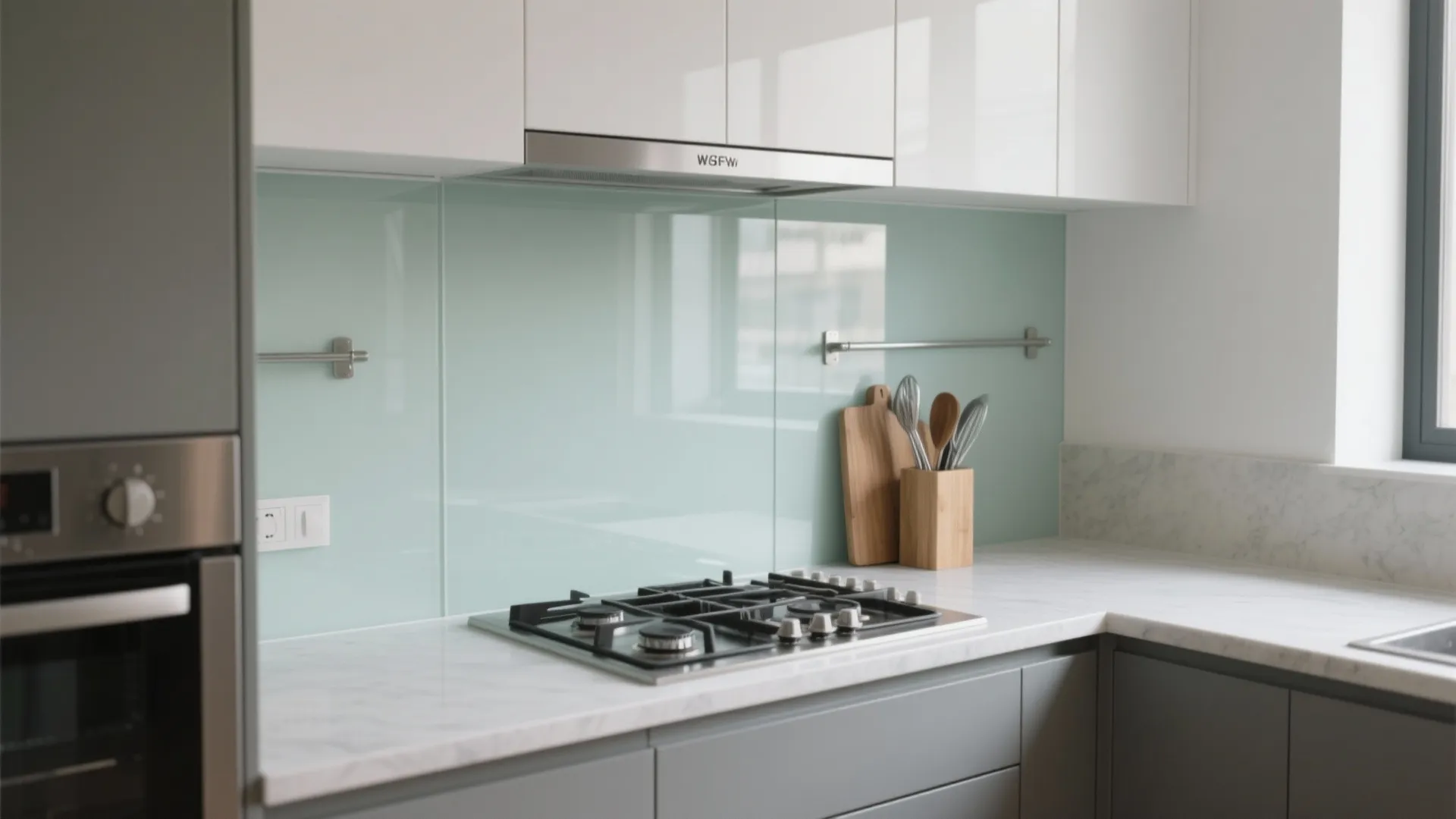 A Glass Backsplash’s Airy Vibe