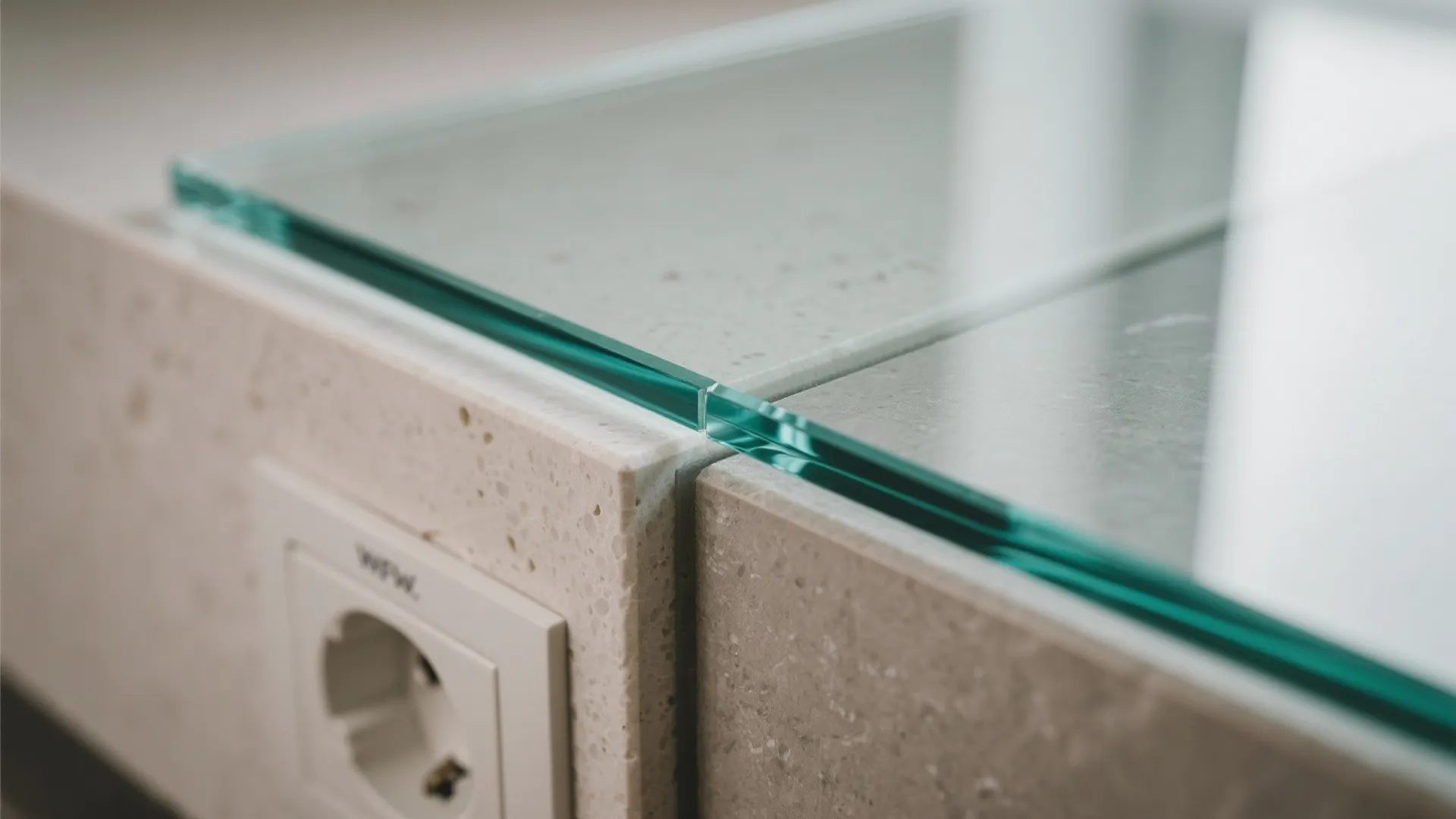 The airy elegance of a glass backsplash