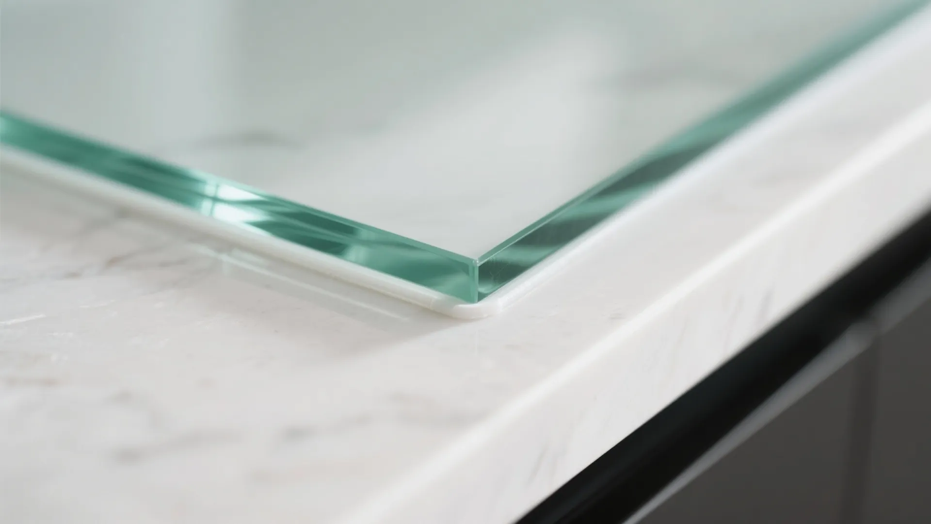 Glass Backsplash for Light and Easy Cleaning