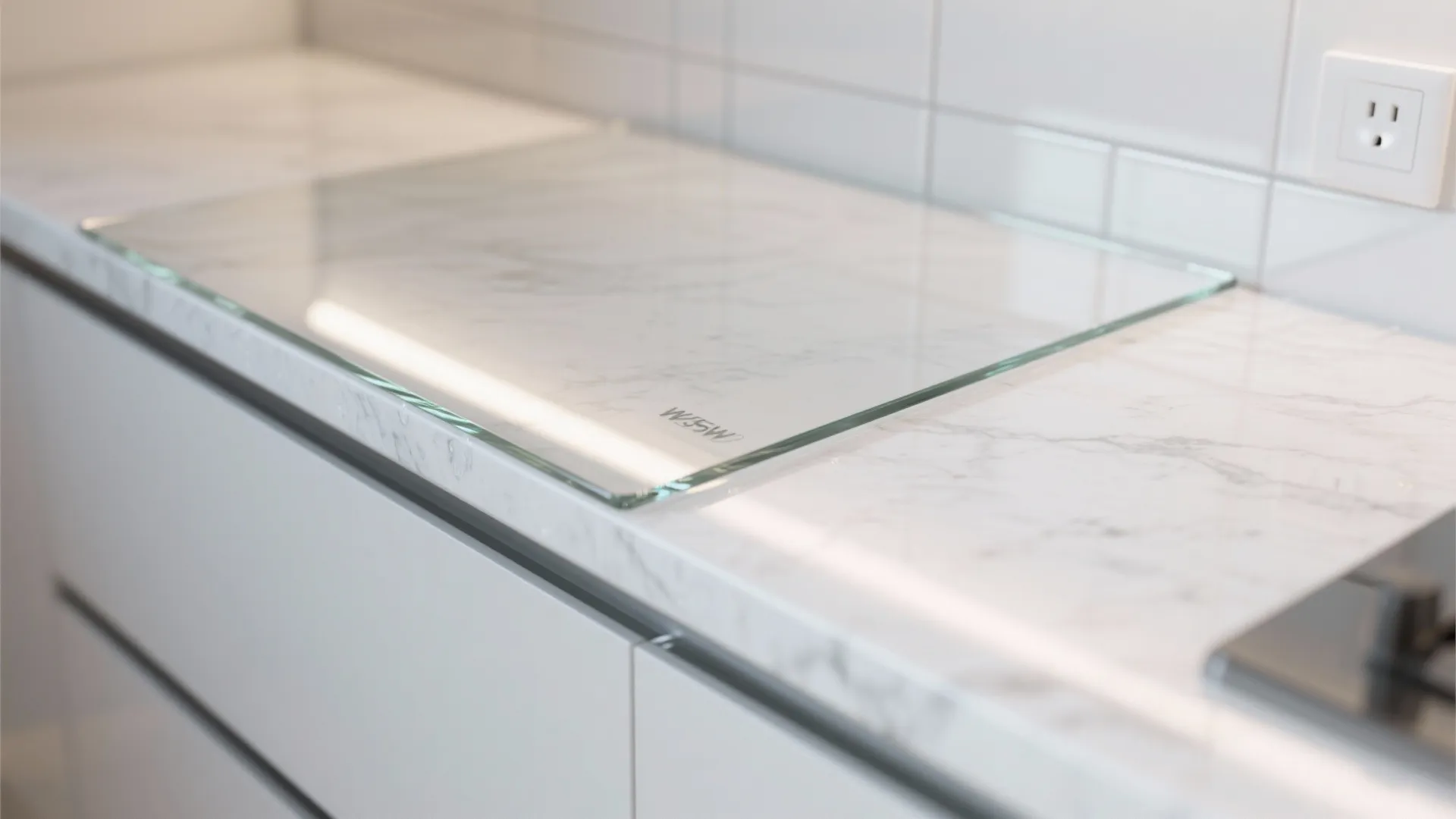 Glass backsplash for airy, easy-clean surfaces