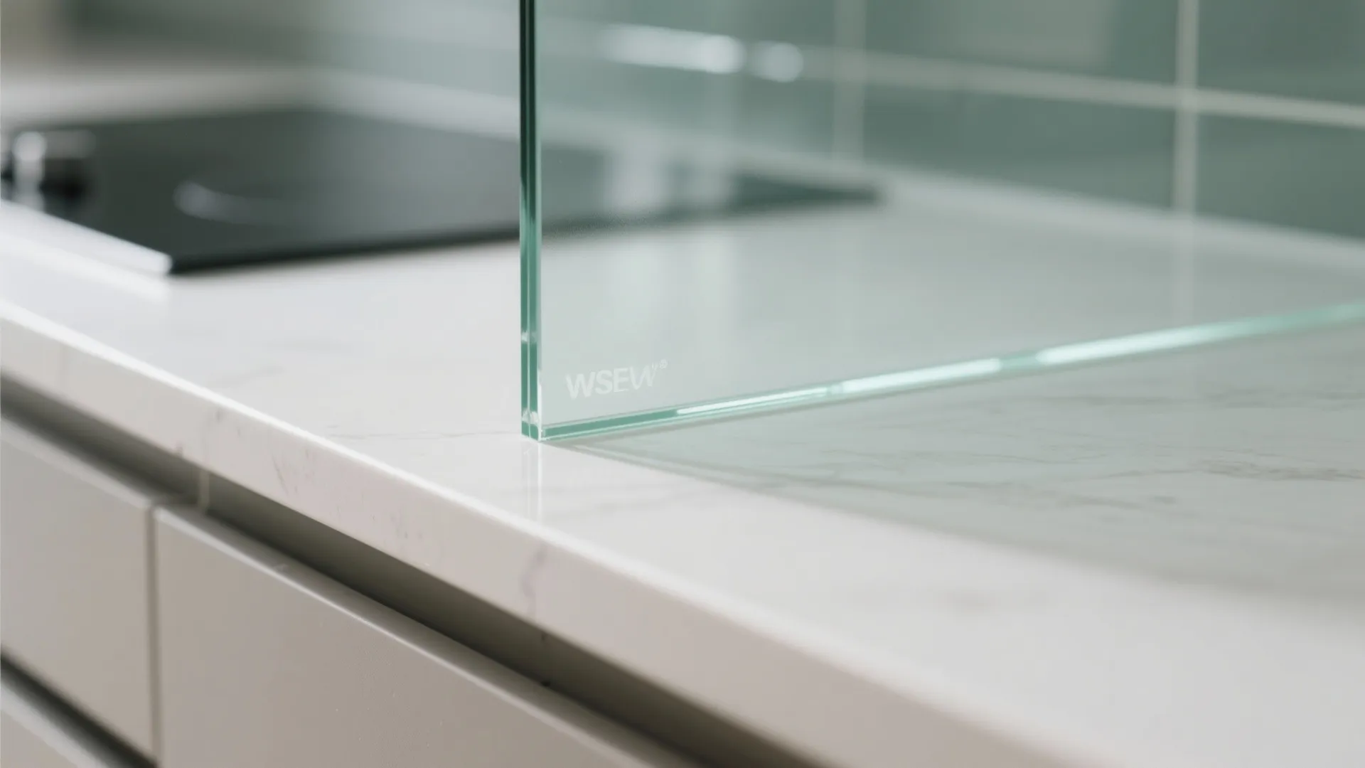 Glass backsplash for airy brightness