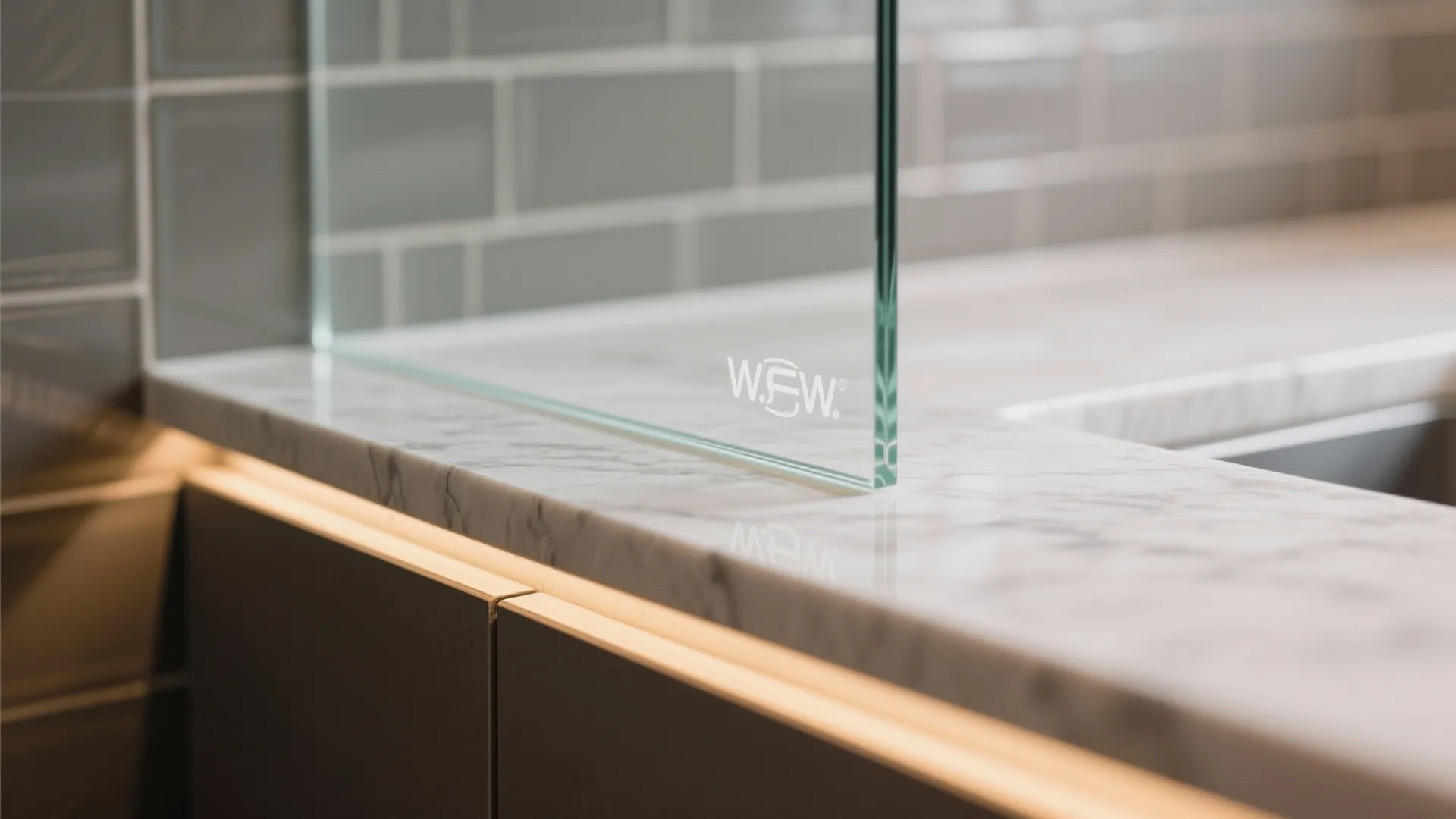 Glass Backsplash for Light and Easy Cleaning