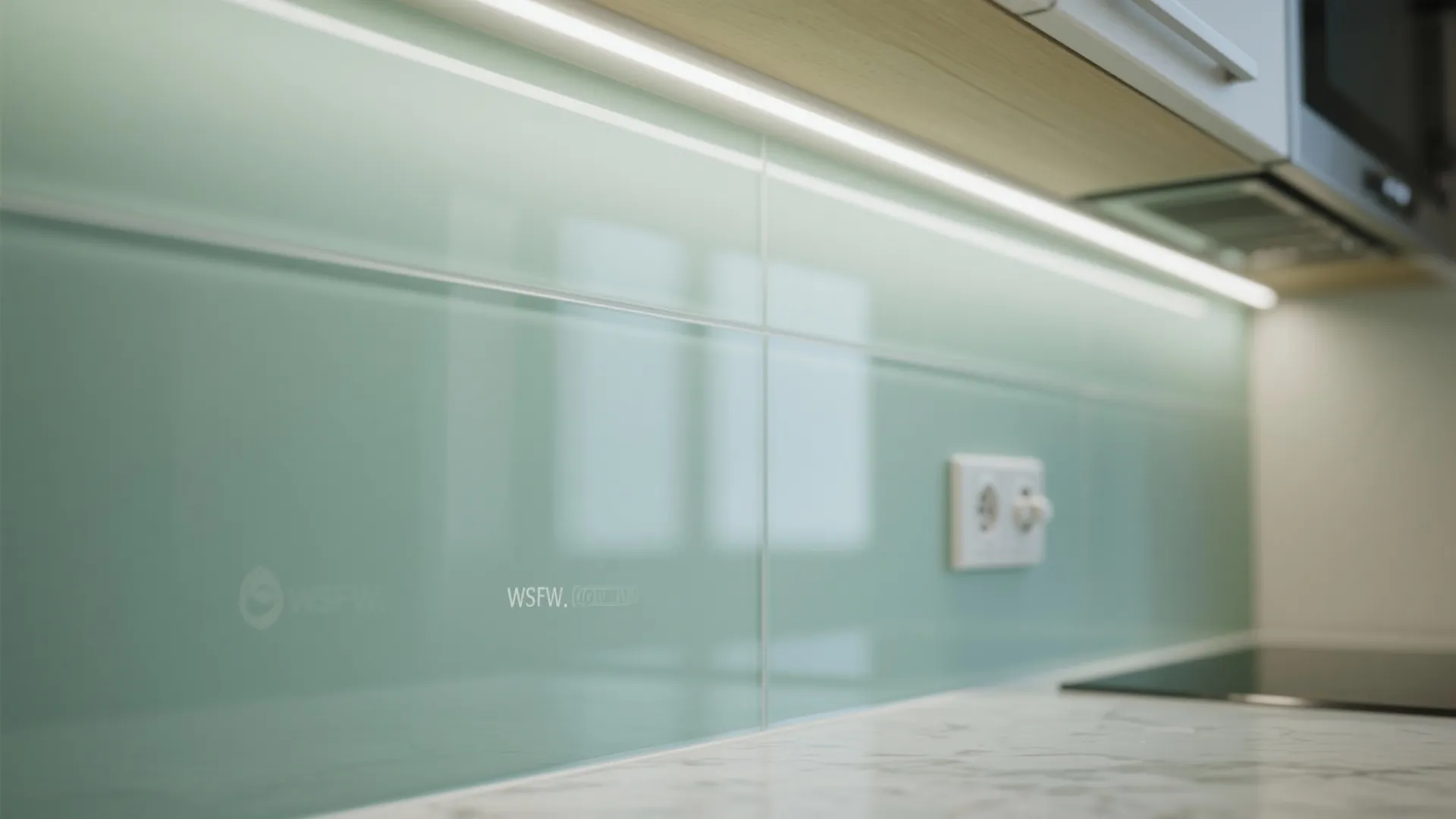 Glass backsplash for light and easy cleaning