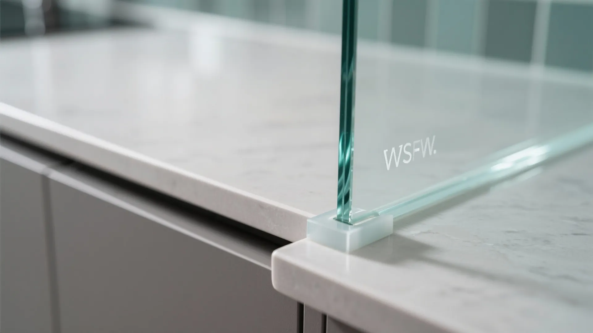 Glass backsplash for airy elegance