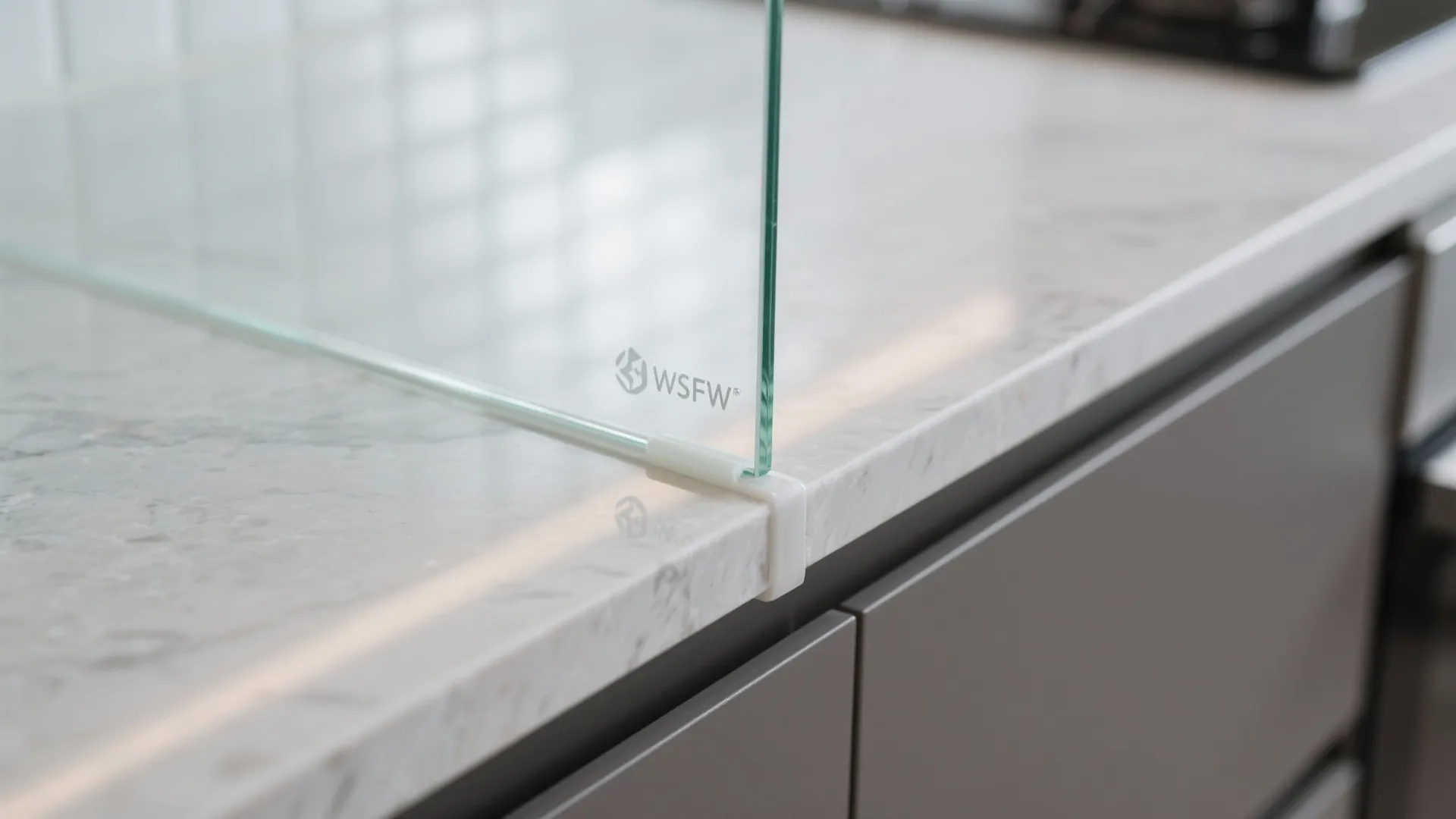 Glass Backsplash for Light and Easy Cleaning