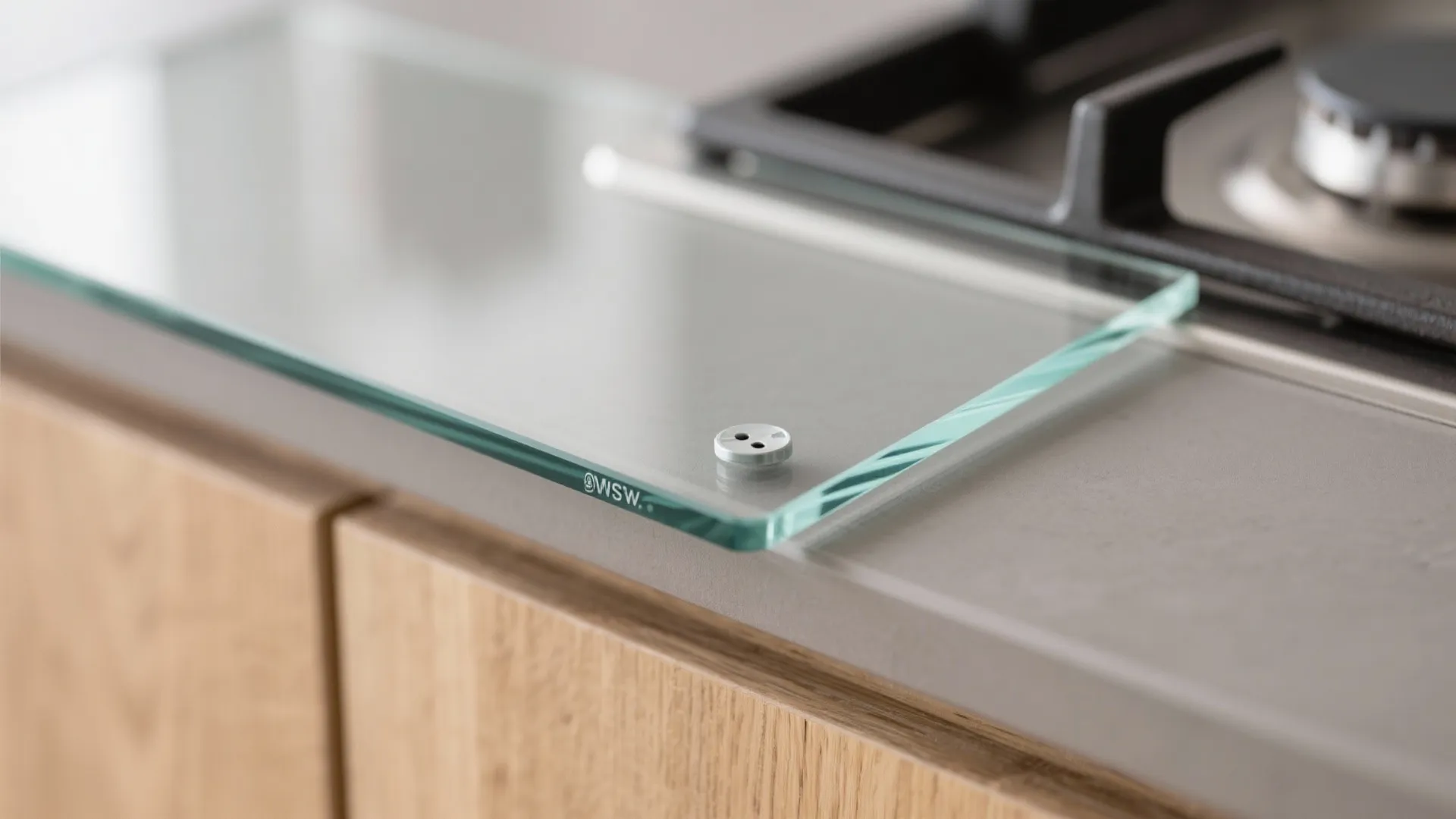 Glass Backsplash for Light and Easy Cleaning