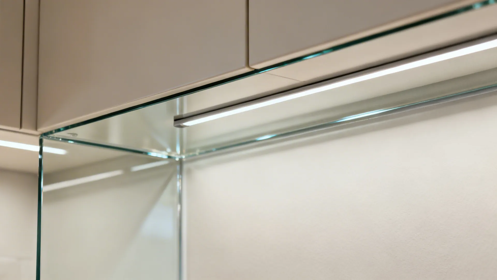 2) Glass Backsplash + Reflective Upper Treatment