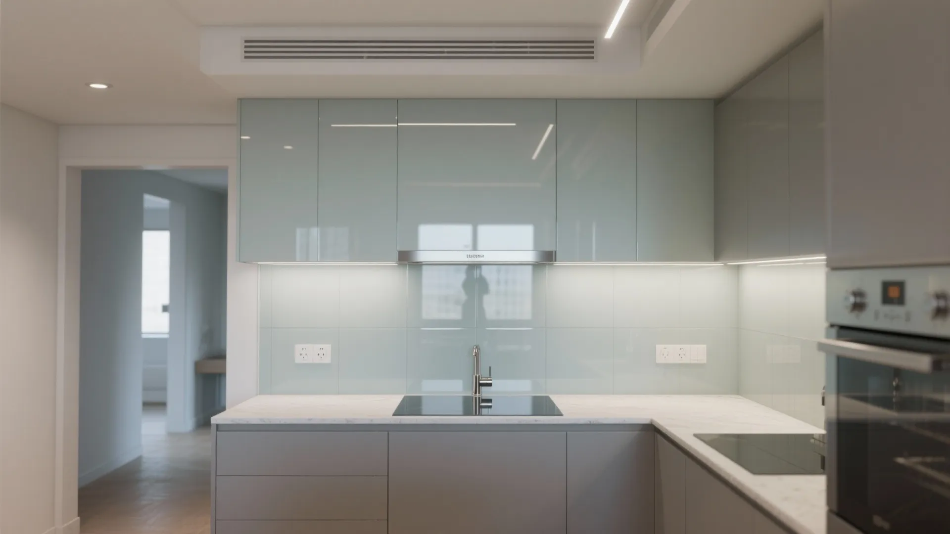 Glass Backsplash for a Brighter Transition