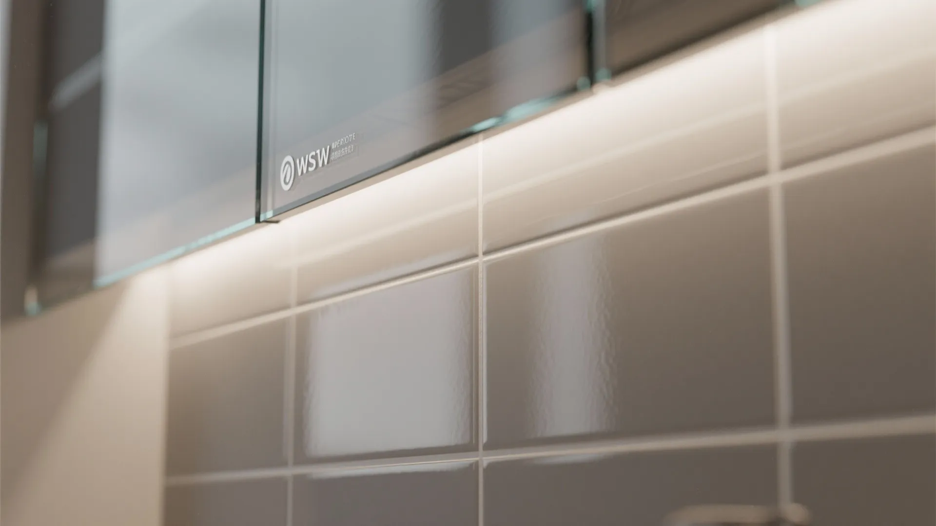 A glass backsplash for airy, easy-to-clean kitchens