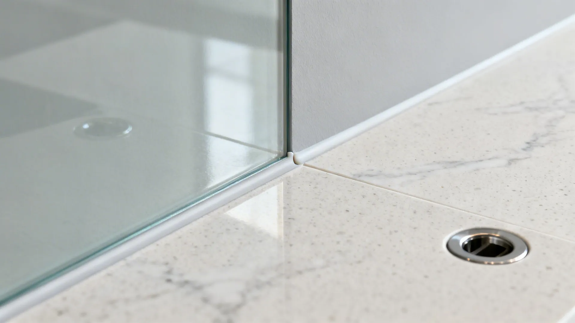 Glass Backsplashes for Light and Depth