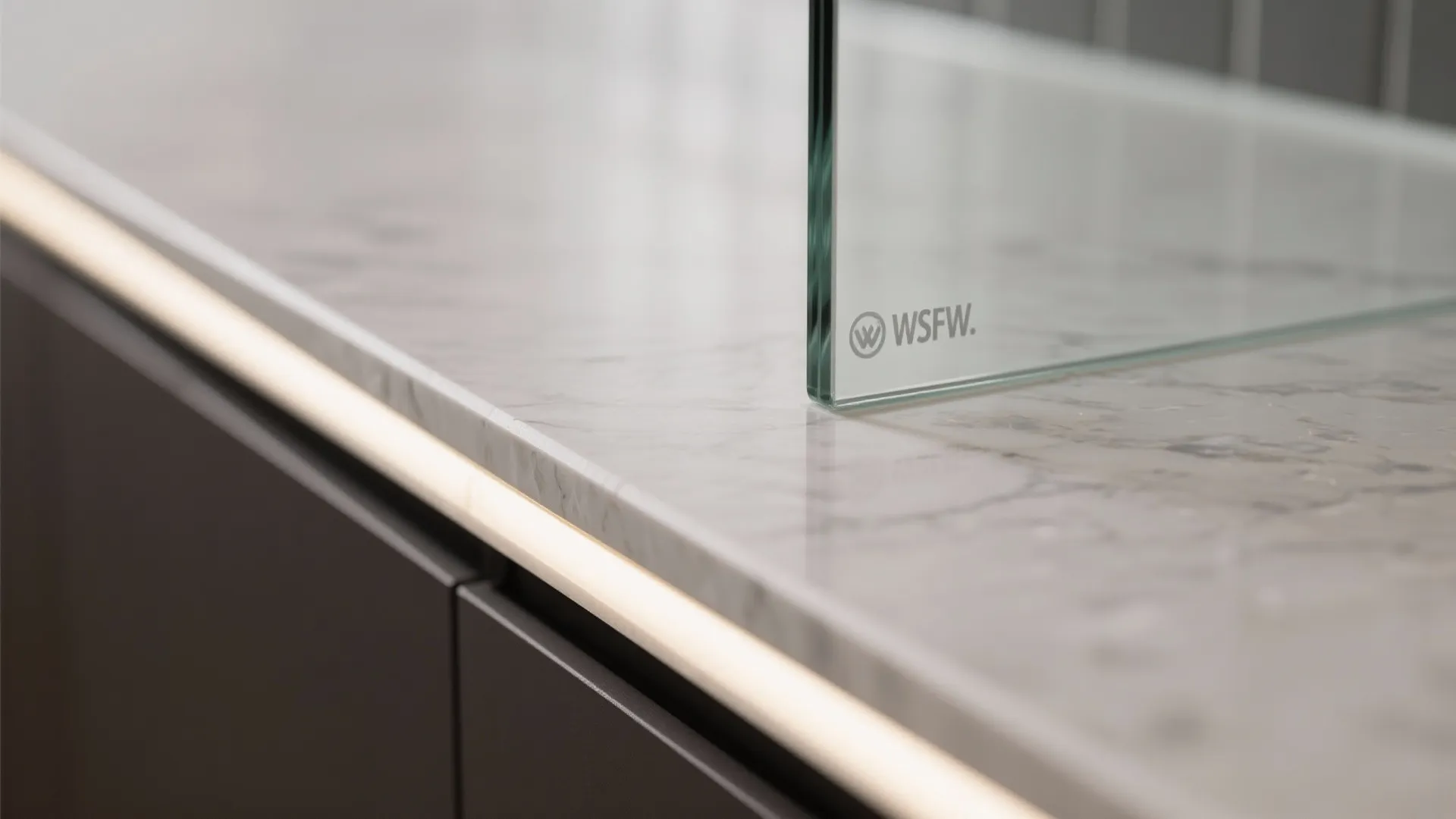 Glass Backsplash for Light and Easy Cleaning