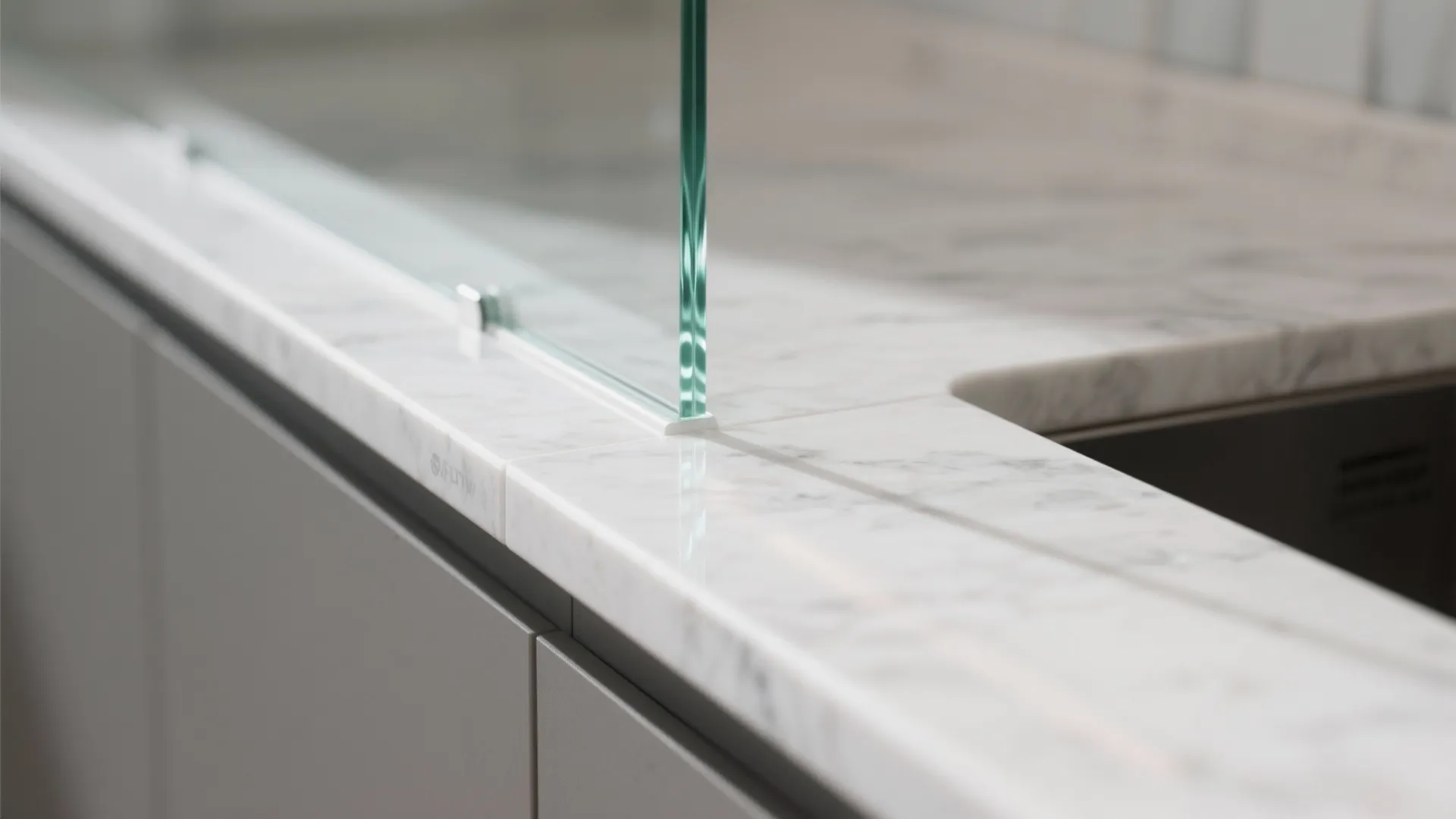 Glass backsplash for airy brightness