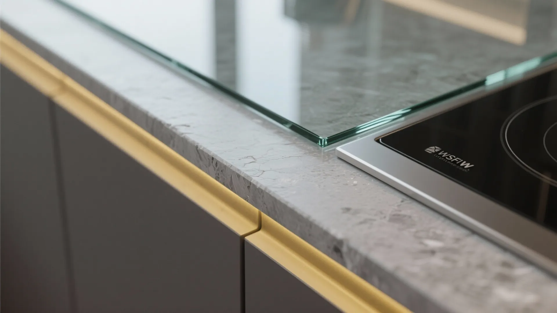 Glass Backsplash for Airy Light and Easy Cleaning