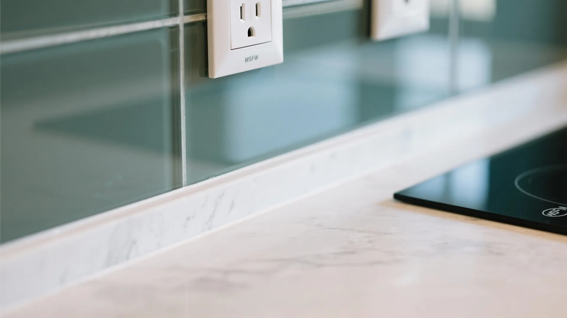 Glass Backsplash for Light and Easy Cleaning