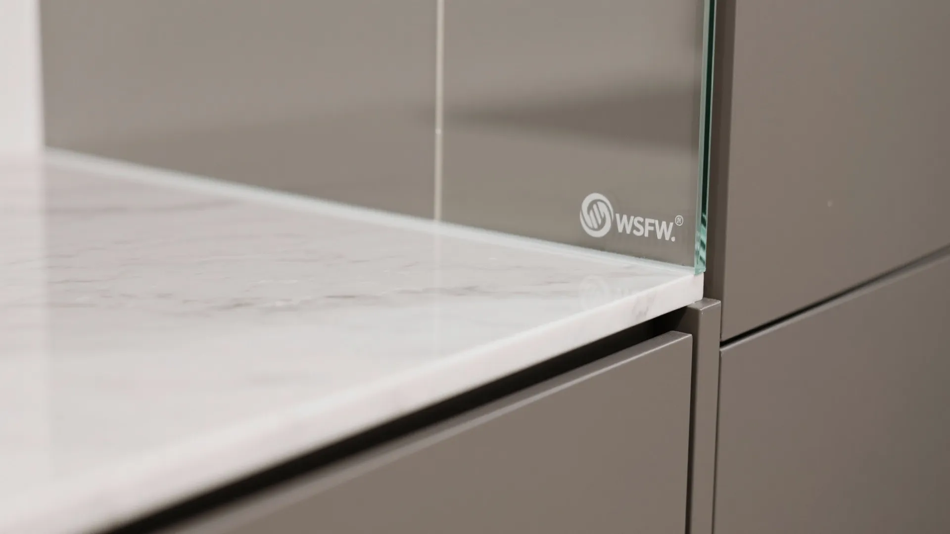 Glass Backsplash for Light and Easy Cleaning