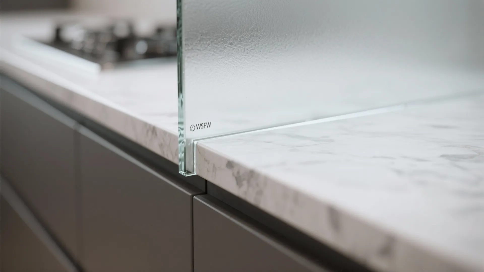 Glass Backsplash for Light and Easy Cleaning