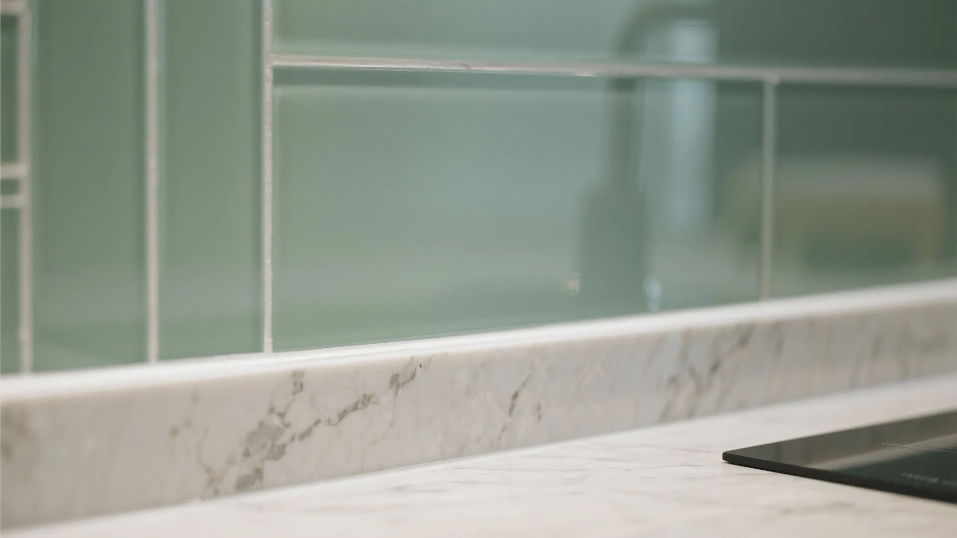 Glass backsplash for airy brightness