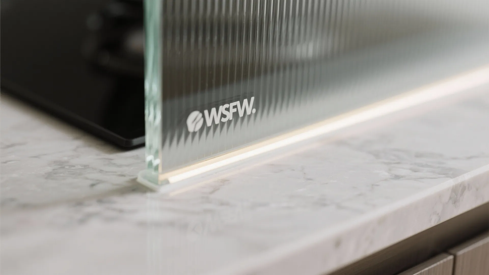 Glass Backsplash for Airy Brightness