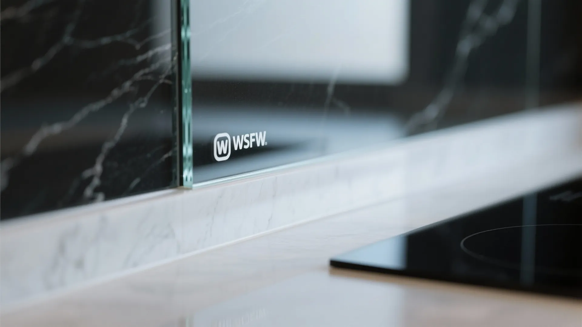 Glass backsplash for airy brightness