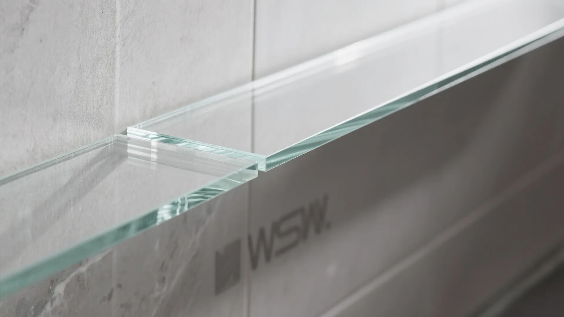 Glass Backsplash Wall: Light, Depth, and Easy Clean