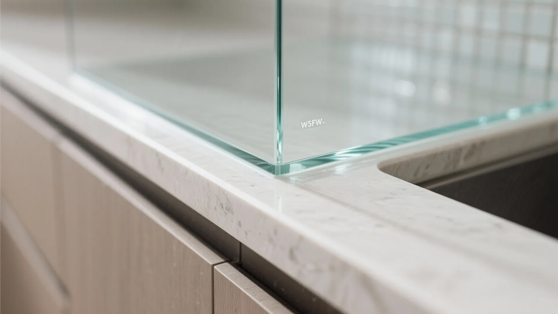 Glass backsplash for airy elegance