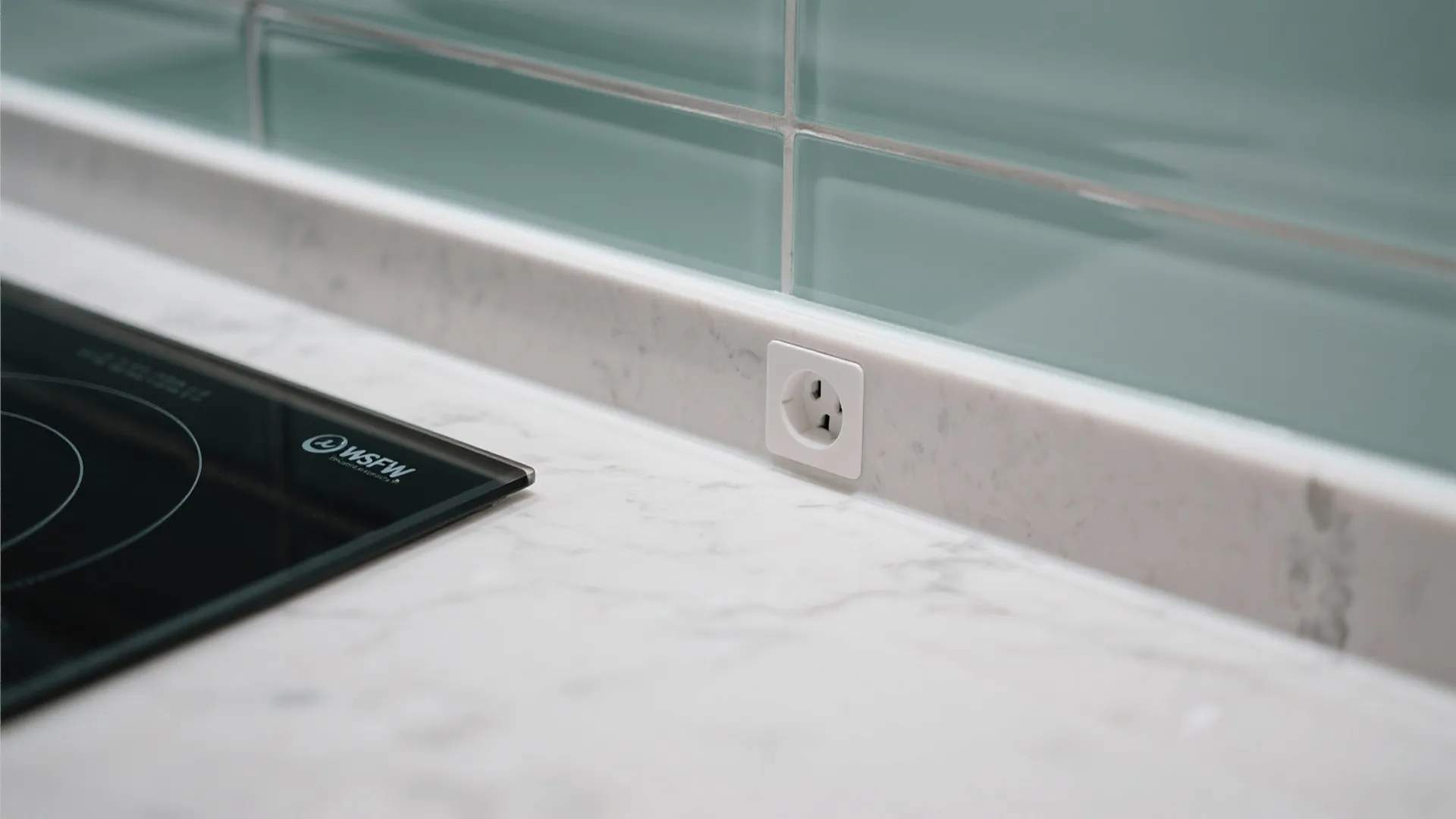 Glass Backsplash for Light and Easy Cleaning