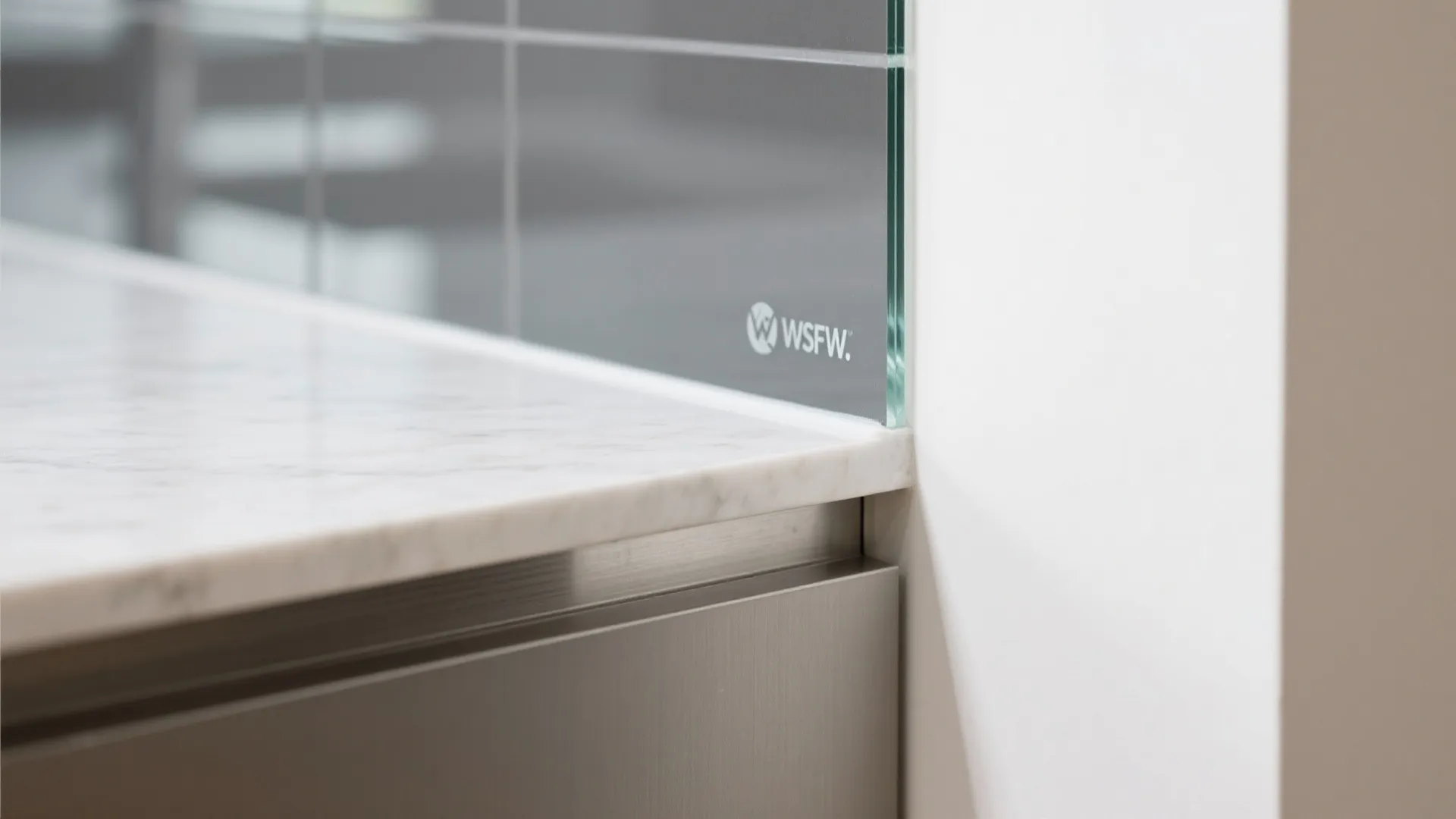 The lightness of a glass backsplash