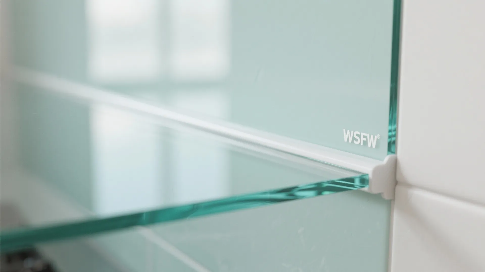 Glass backsplash for airy brightness