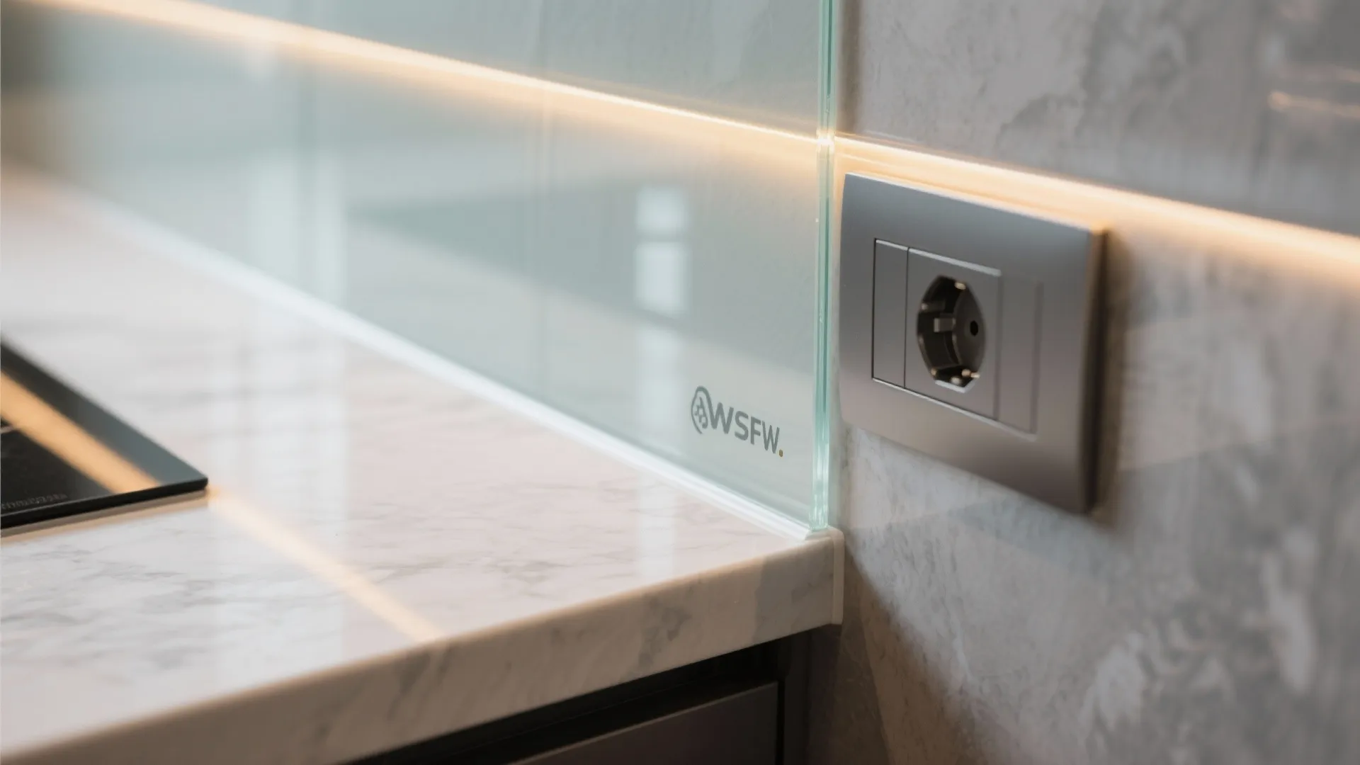 The Clarity of a Glass Backsplash