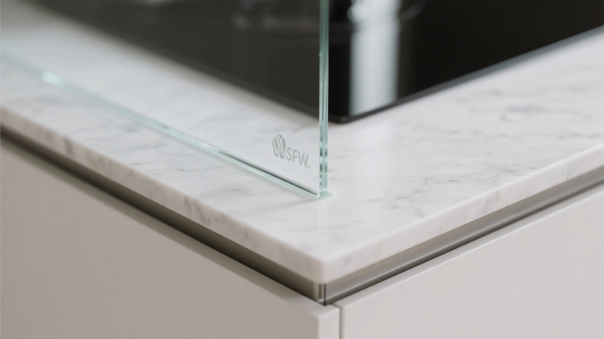 Glass Backsplash for Light and Easy Cleaning