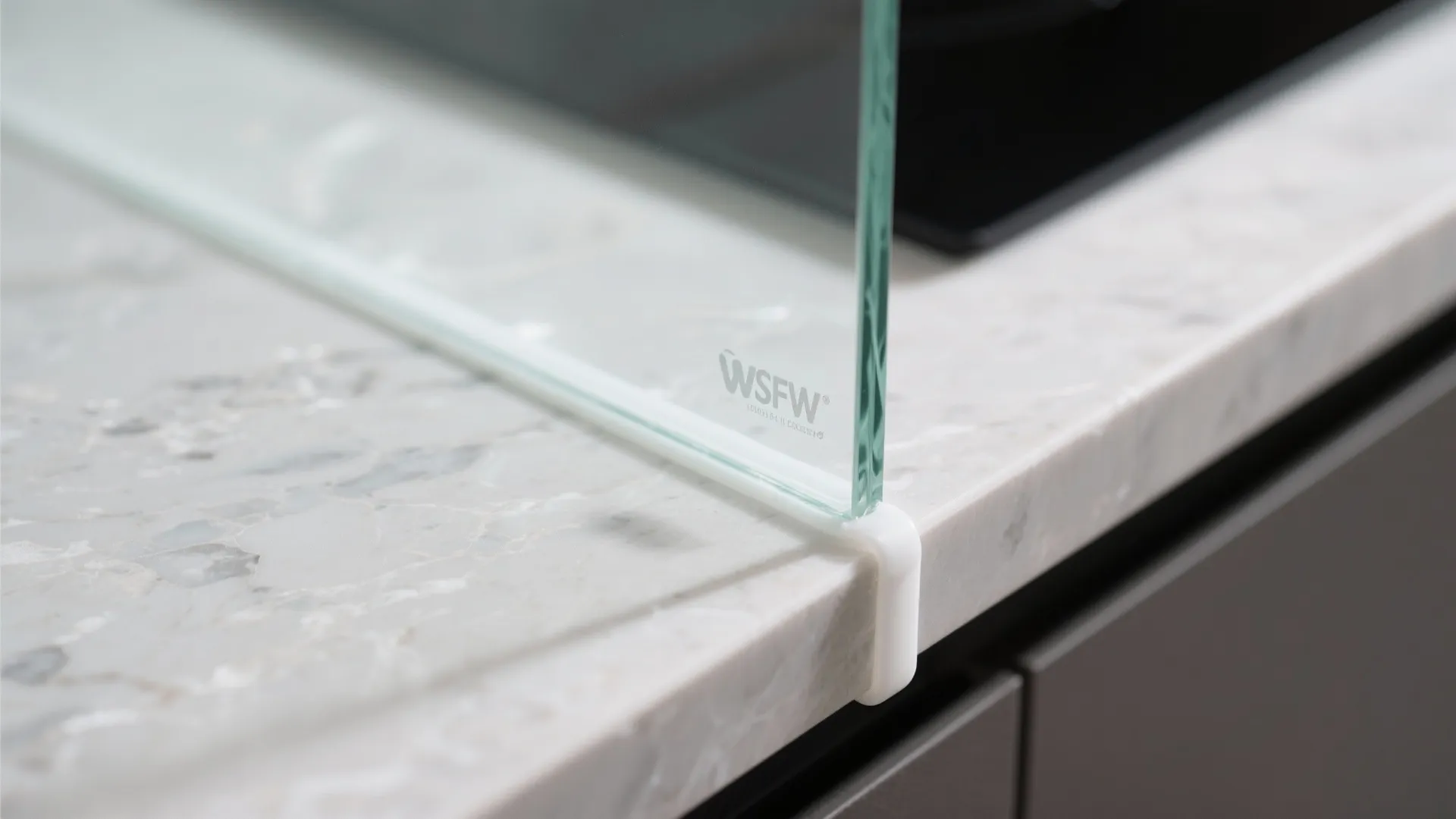 Glass Backsplash for Light and Easy Cleaning