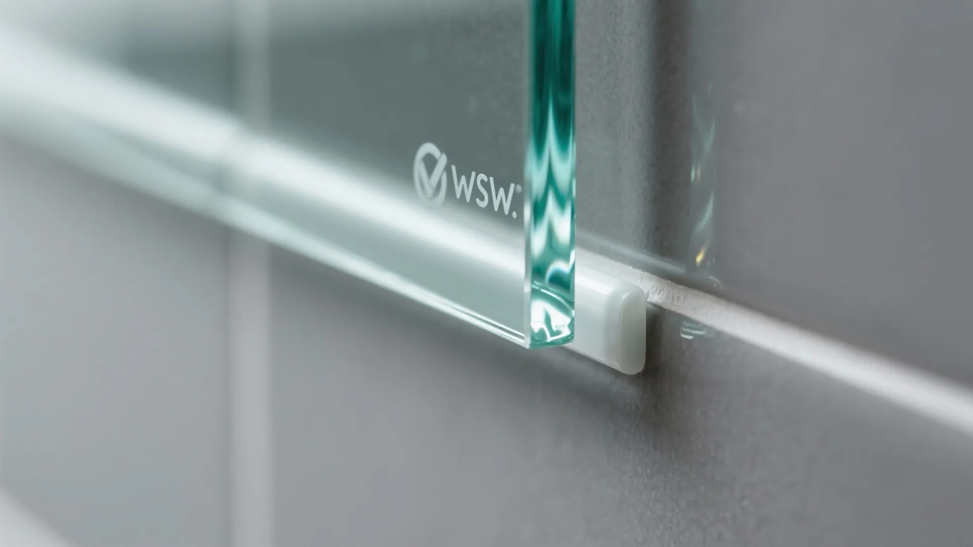 Glass Backsplash for Light and Easy Cleaning