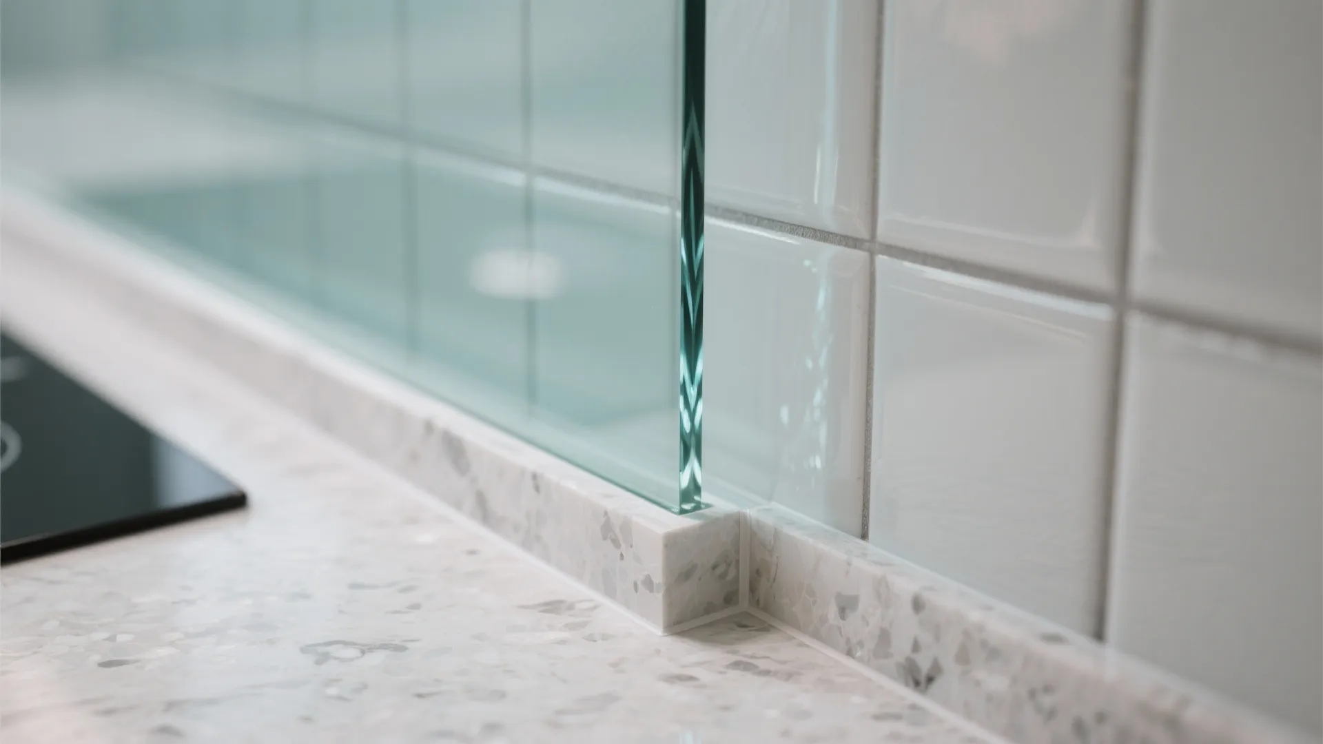 Glass backsplash for airy depth
