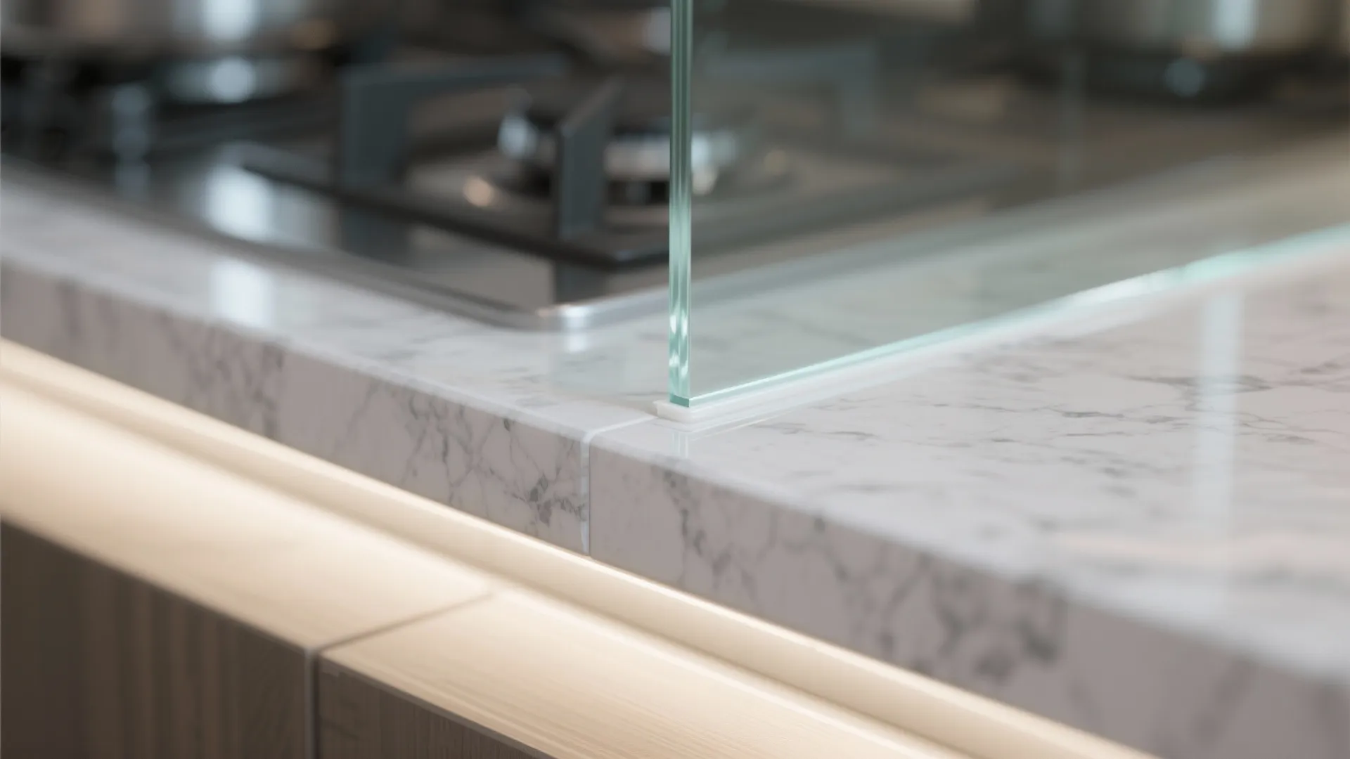 Glass Backsplash for a Brighter Transition